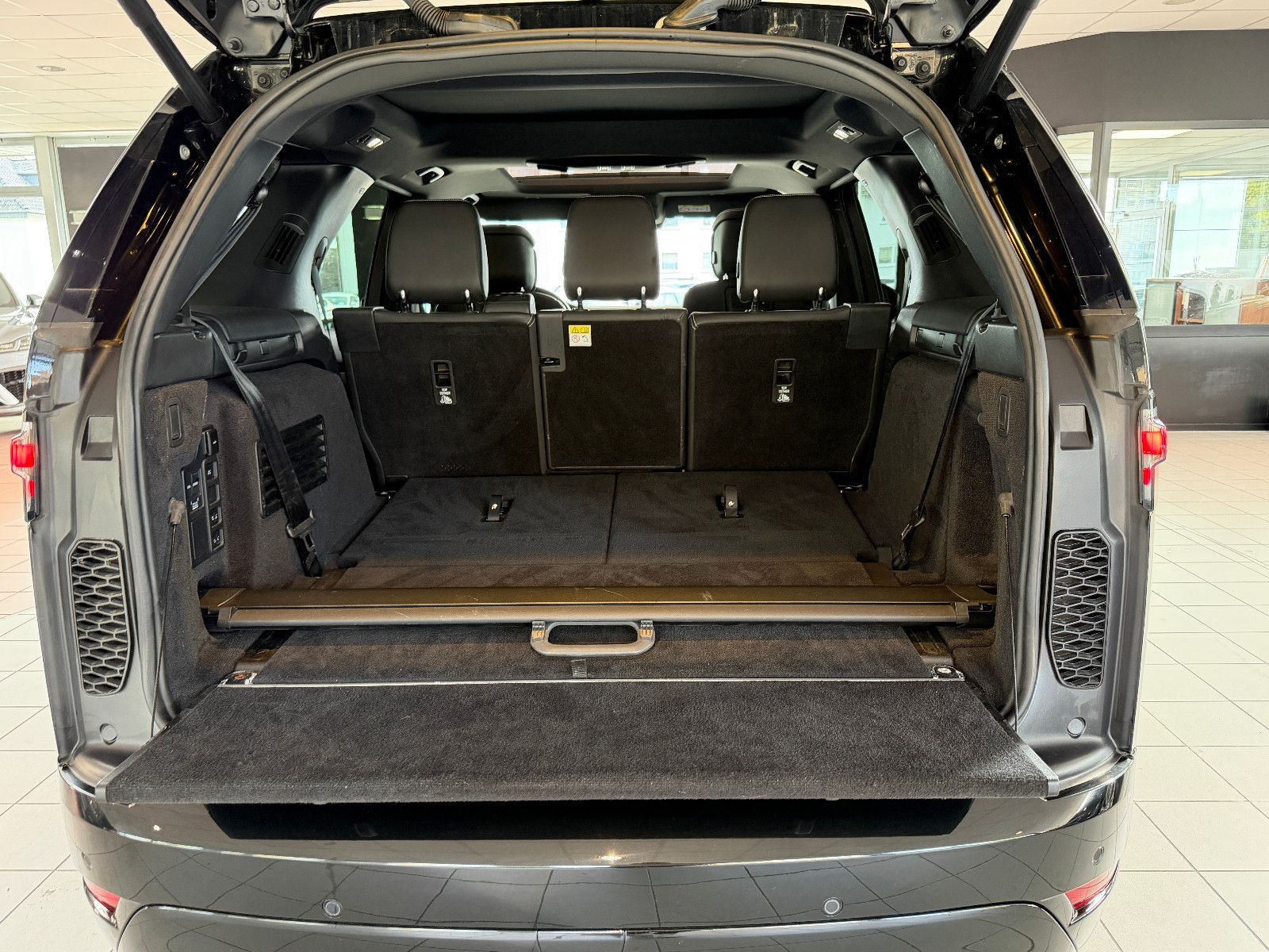 Fahrzeugabbildung Land Rover Discovery 5 R-Dynamic HSE D250 c AWD/PANO/MEMORY