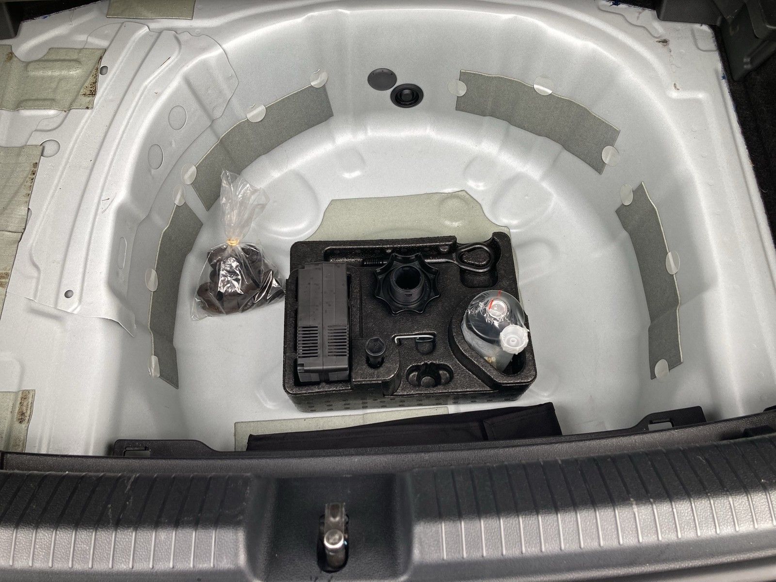 Fahrzeugabbildung Volkswagen Polo TSI Active DSG LED Navi AID ACC PDC SH