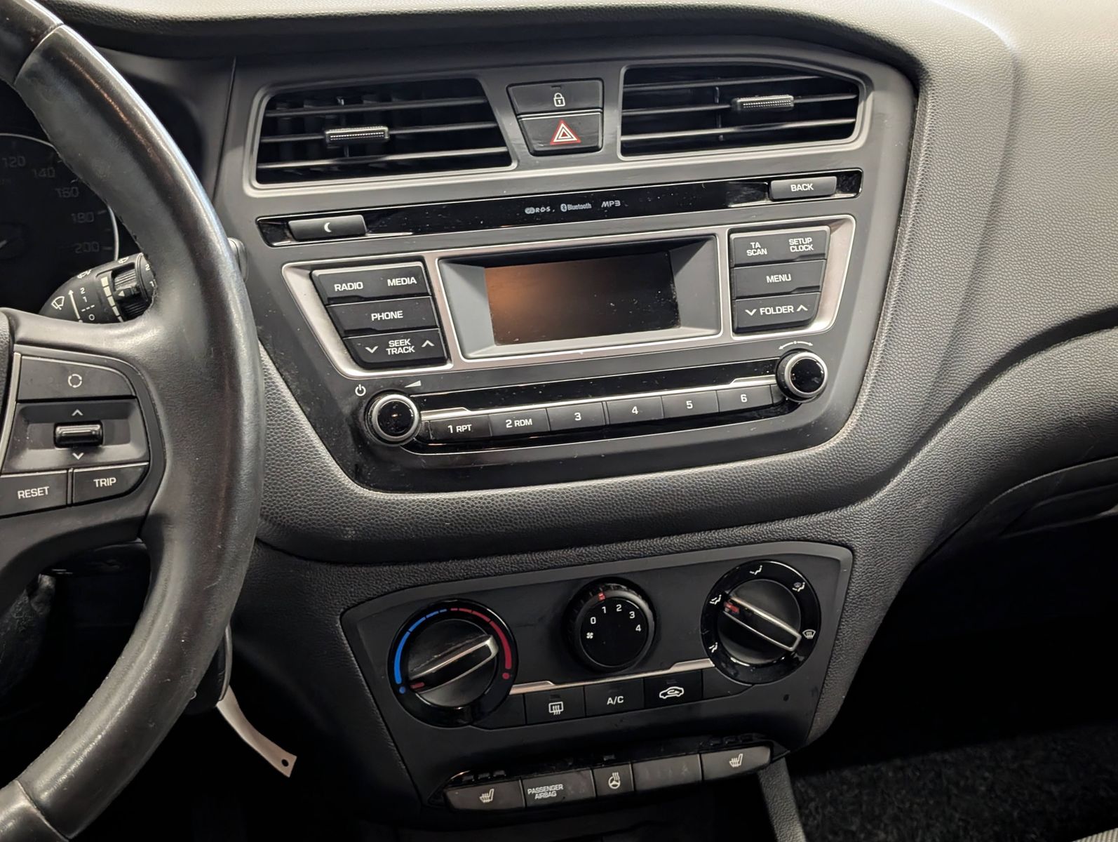 HYUNDAI i20 1.2 Passion Allwetter Klima – Bild 16
