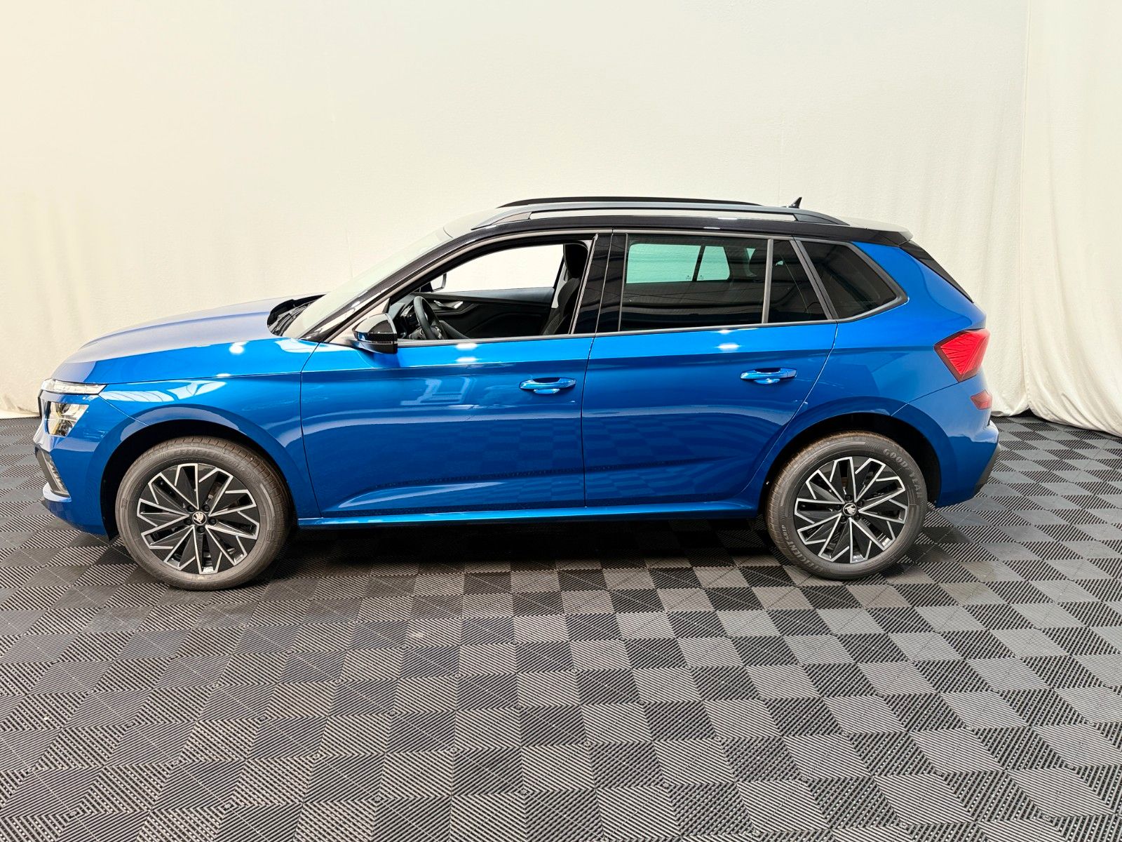 Fahrzeugabbildung SKODA Kamiq 1.0 TSI DSG Selection Black 17Z Kamera SHZ