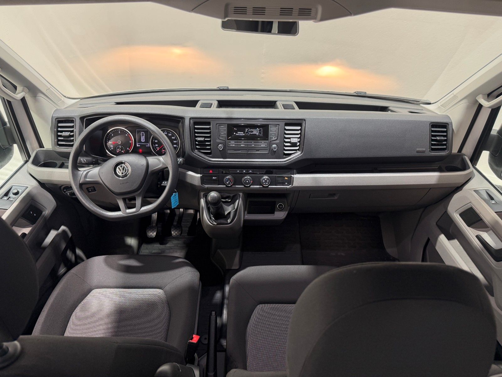 Fahrzeugabbildung Volkswagen Crafter 35 LH-Behindertengerecht-Rampe-Liftachse