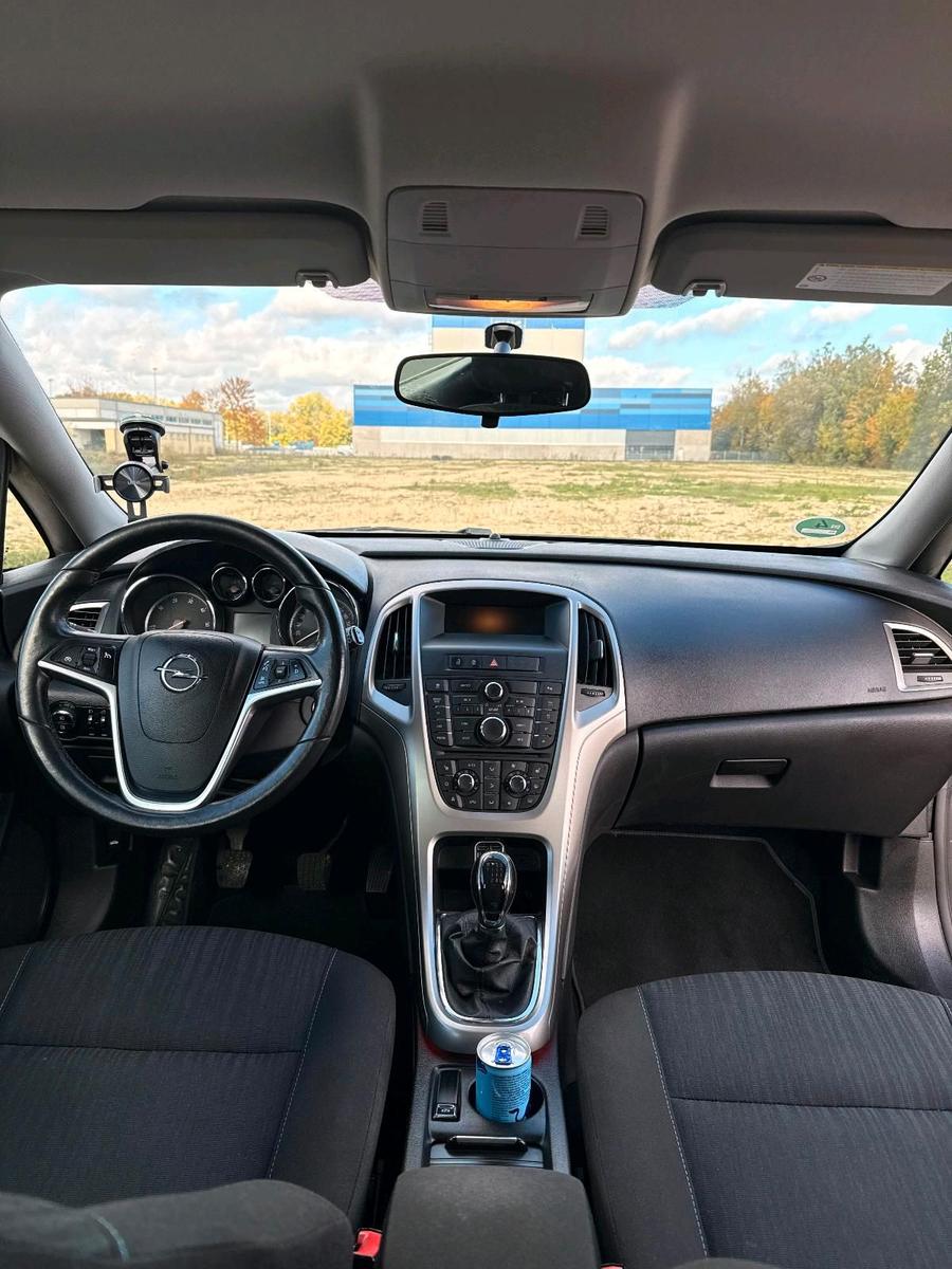 Opel Astra 2012 — rear view