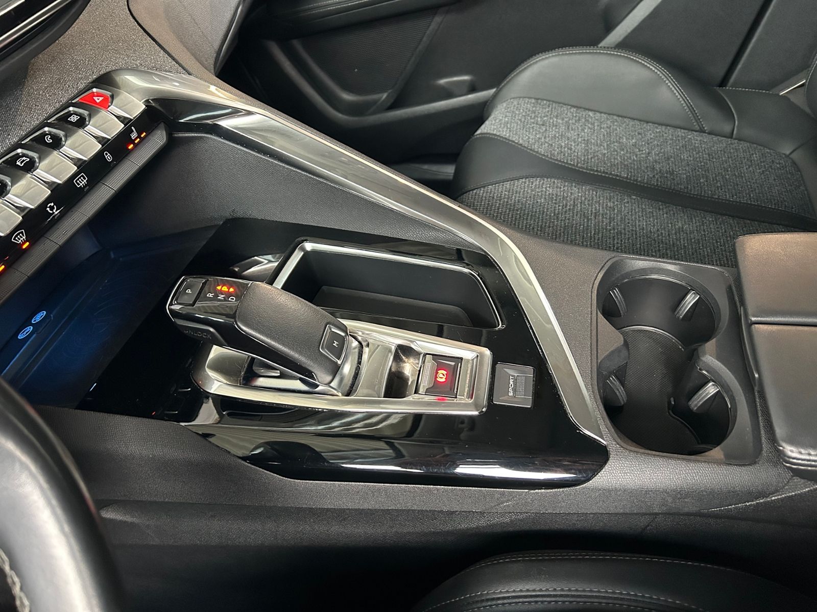 Fahrzeugabbildung Peugeot 3008 Allure KLIMA LED NAV SHZ ALU