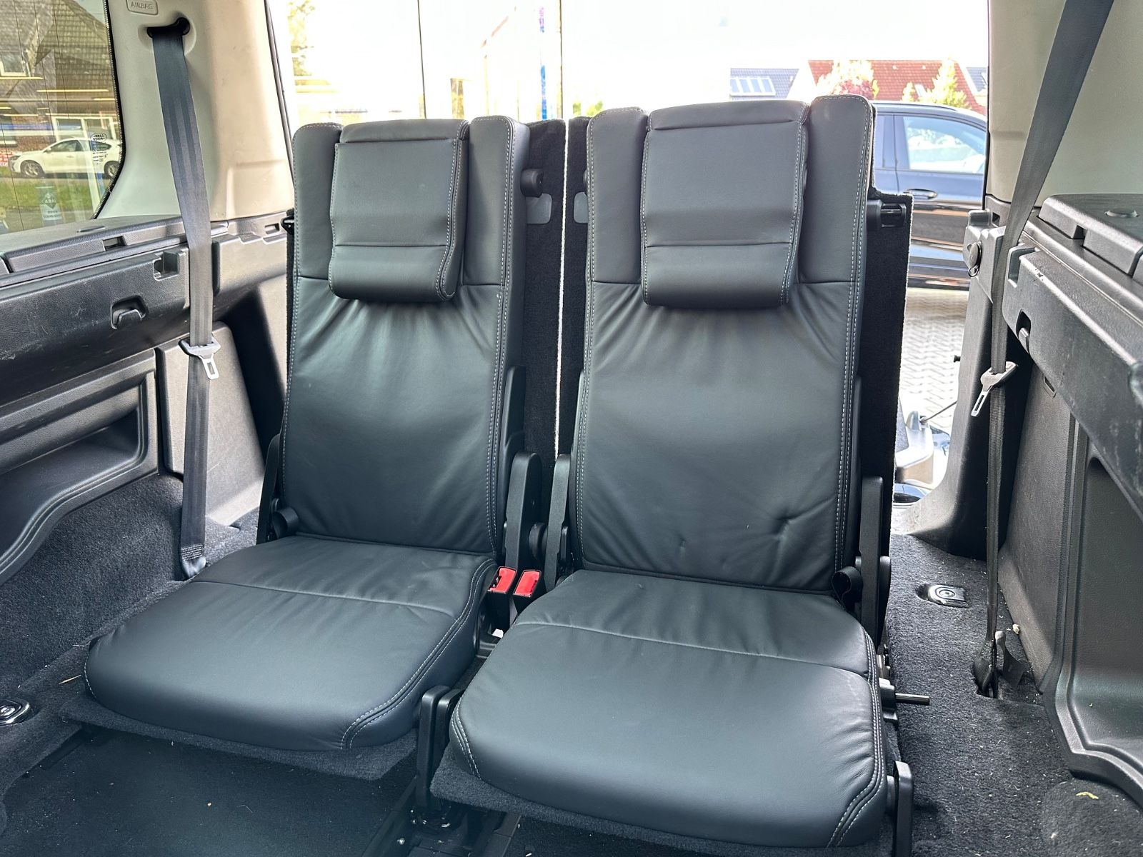 Fahrzeugabbildung Land Rover Discovery 4 3.0 SDV6 Landmark AHK/Leder/Meridian