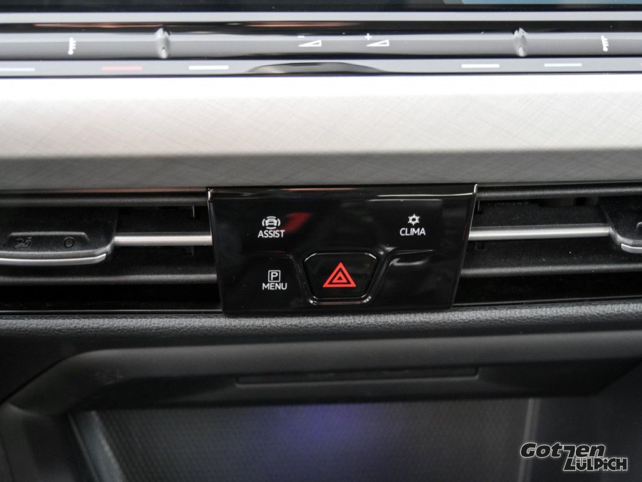 Fahrzeugabbildung Volkswagen Golf VIII Life 1.5 TSI Navi Travel Assist PDC