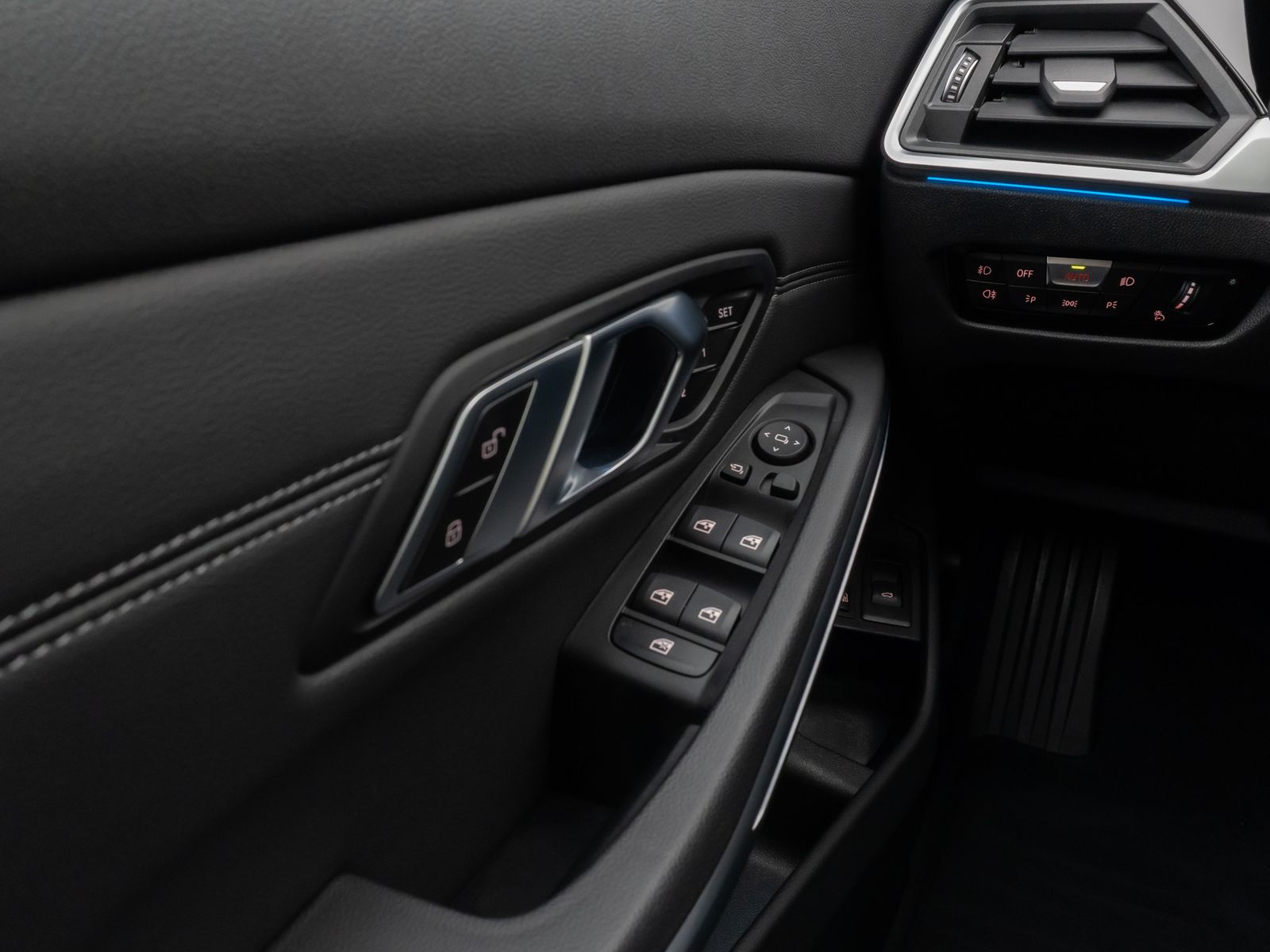 Fahrzeugabbildung BMW 330e xD SportLine Pano Kamera Laser HUD DAB HiFi