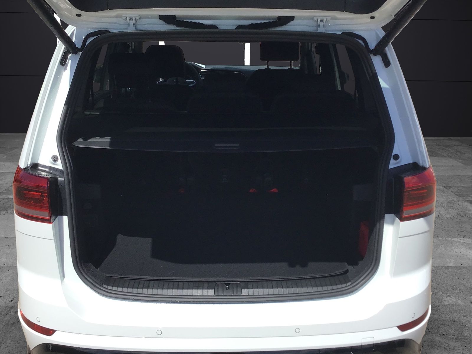 Fahrzeugabbildung Volkswagen Touran TSI R-Line Highline DSG LED ACC 18" AHK S