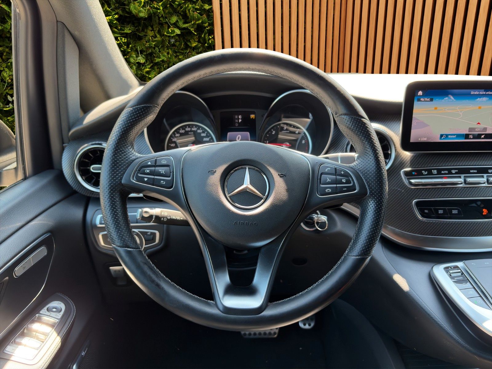 Fahrzeugabbildung Mercedes-Benz V 300 d lang *AMG-LINE*Burmester*360°*