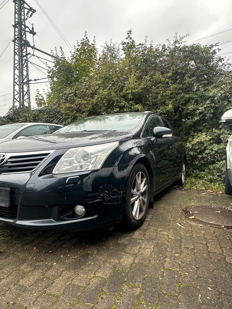 Toyota Avensis 2011 — rear view