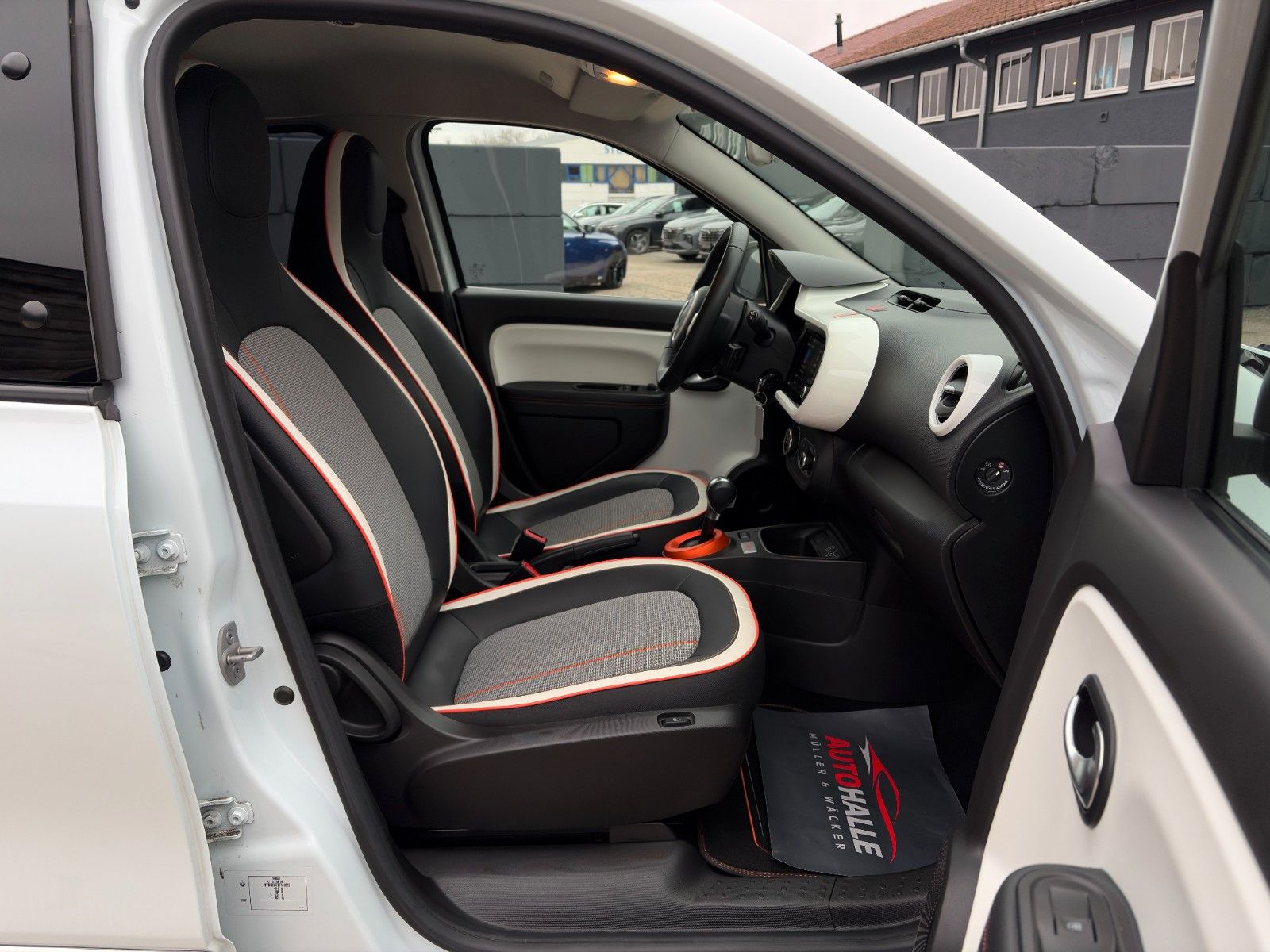 Fahrzeugabbildung Renault Twingo Vibes E Temp SHZ PDC R-Kam CarPlay Navi