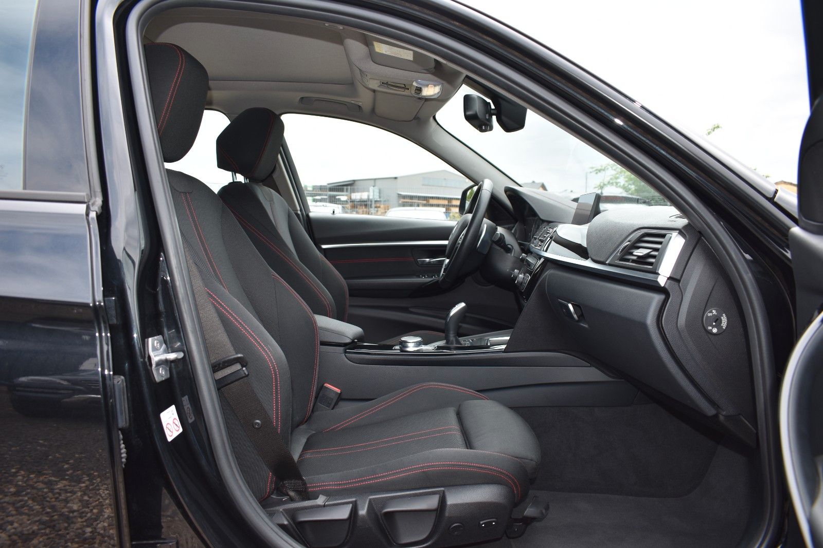 Fahrzeugabbildung BMW 320i Touring Sport Line Sportautom.AHK LED Pano