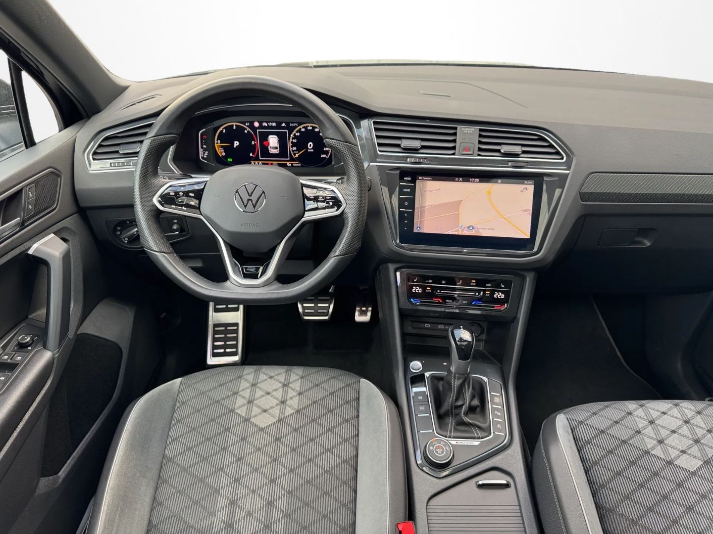 Tiguan 2.0 TDI 4M R-LINE *DCC*AHK*PANO*KEYLESS*