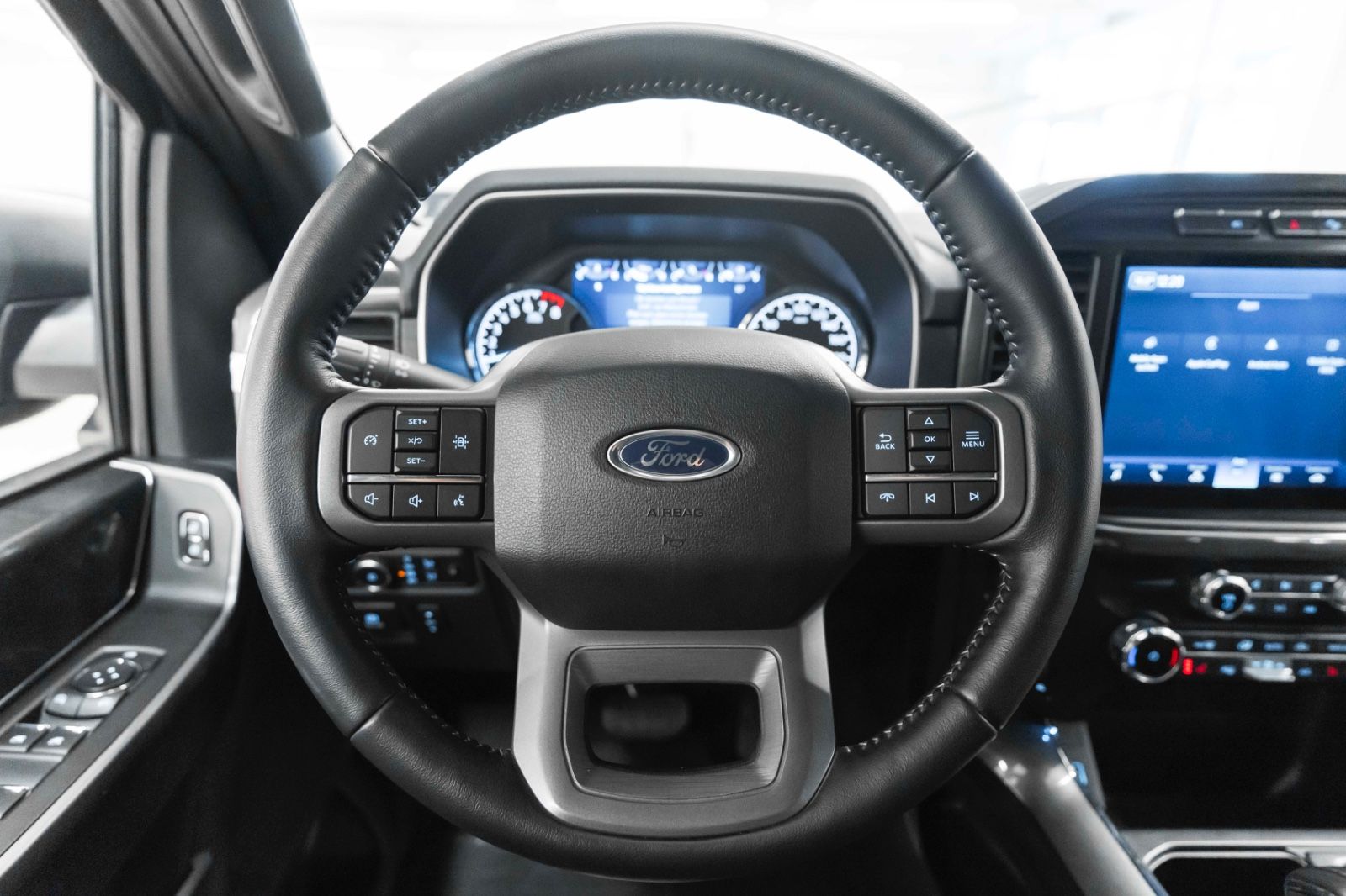 Fahrzeugabbildung Ford F 150 5.0L XLT KAM CARPLAY TOTW NAV  LED