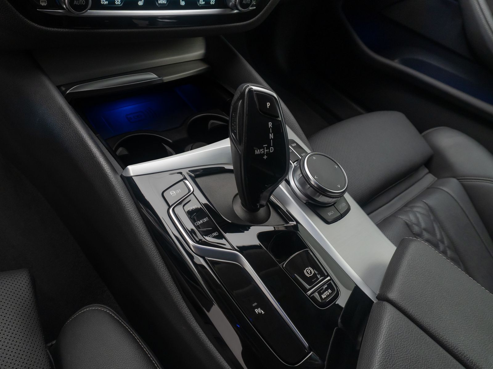 Fahrzeugabbildung BMW 520d xD HUD DAB Kamera HiFi Laser Sport AHK Komf