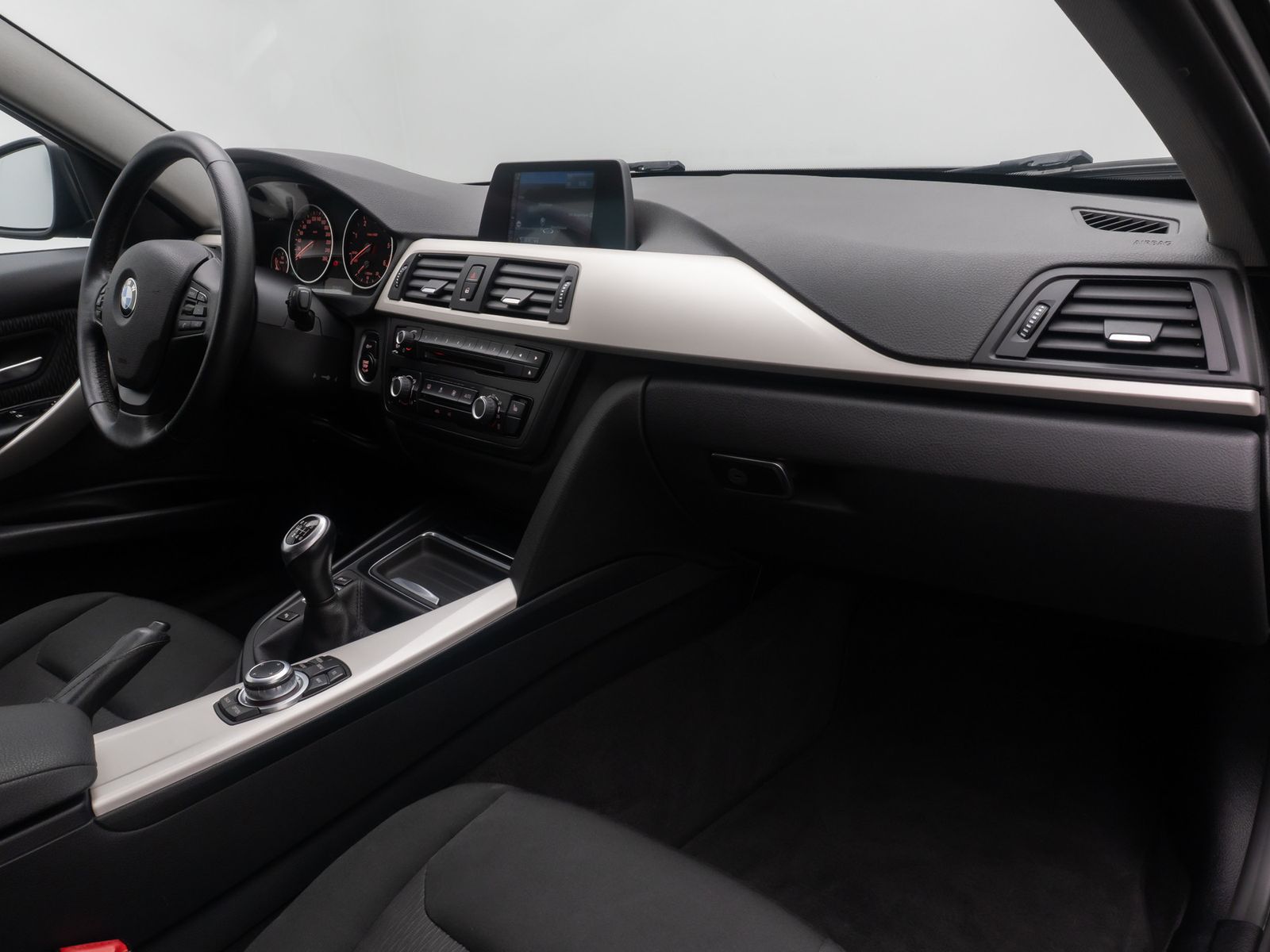 Fahrzeugabbildung BMW 318d GeschwindigReg AHK PDC Lordos NaviBusiness