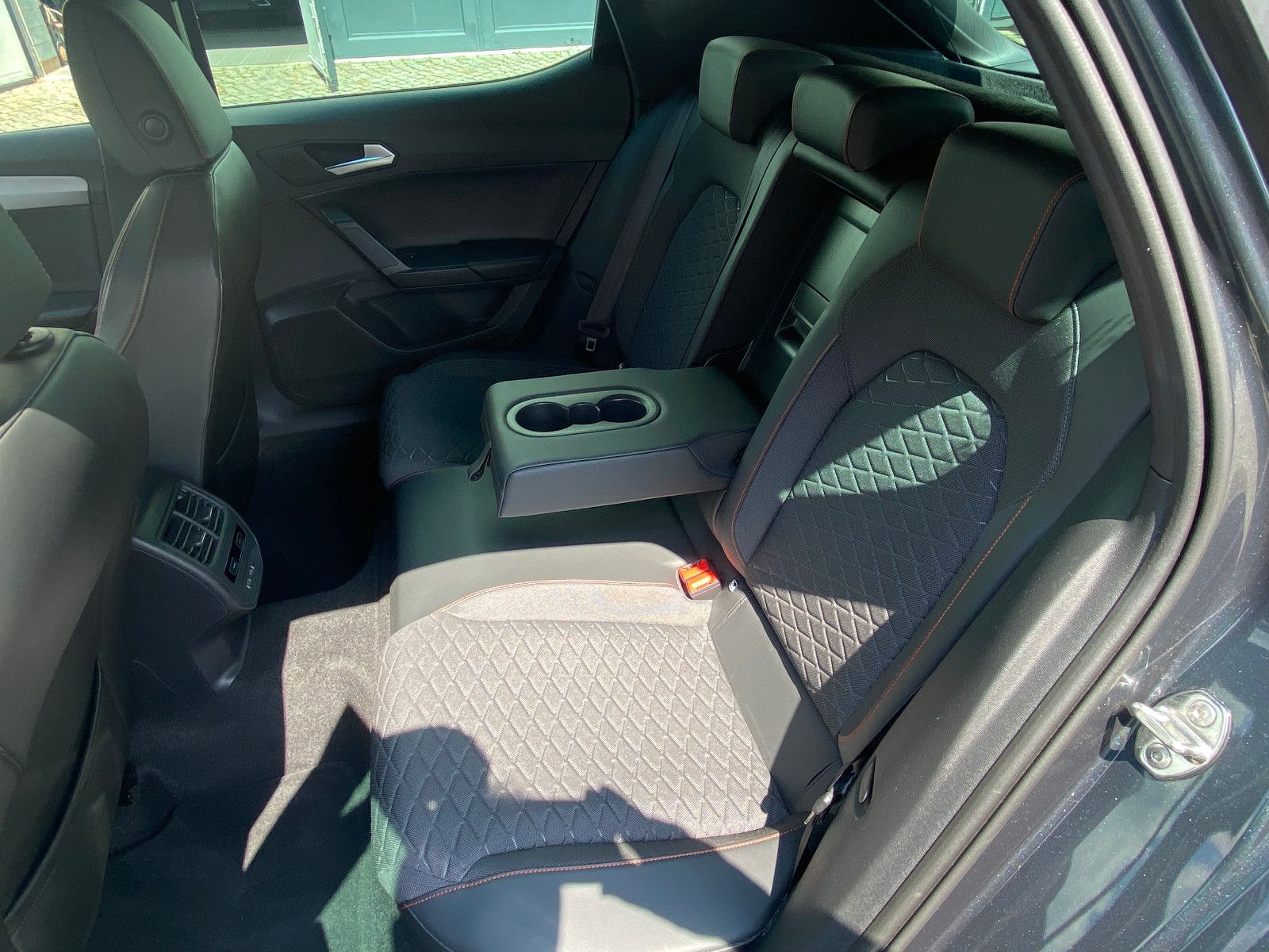 Fahrzeugabbildung SEAT Leon FR 1,5 eTSI DSG *NAVI*PLA*ASSIST-PAKET