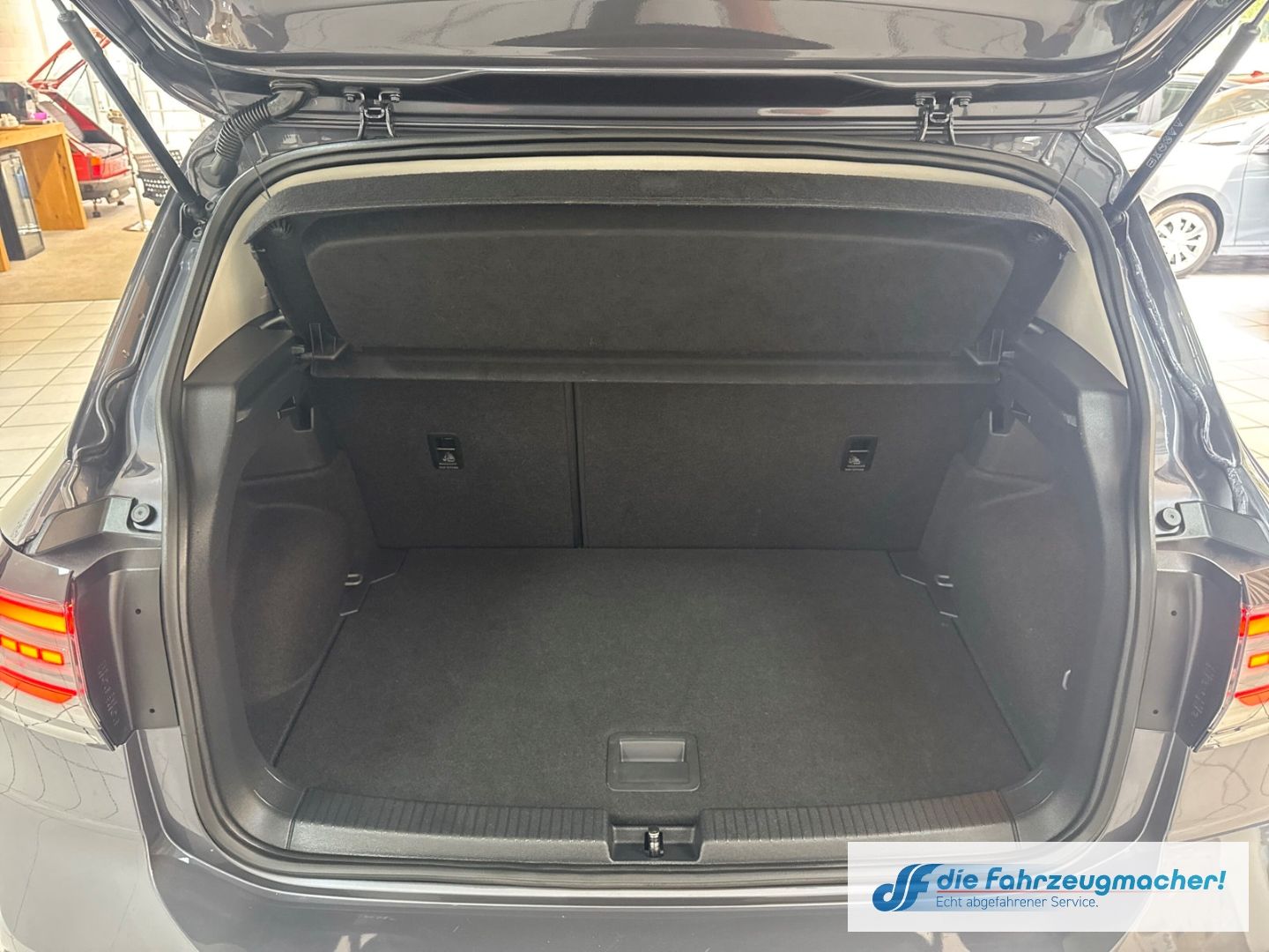 Fahrzeugabbildung Volkswagen T-Cross 1.0 TSI 85 kW Life Digitales Cockpit LED