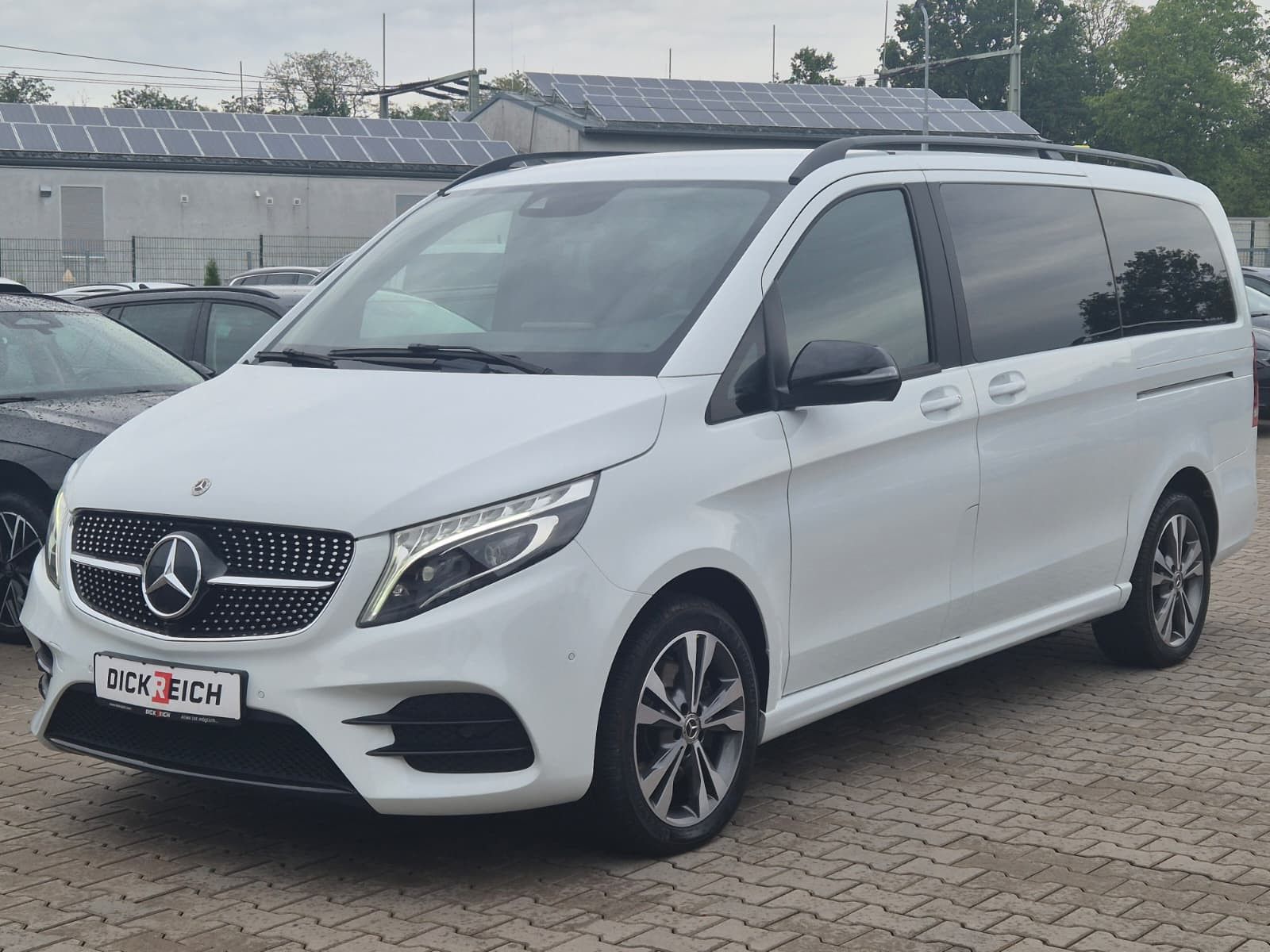 Fahrzeugabbildung Mercedes-Benz V 300 d 4MATIC lang AMG PANO*Mittelkonsole*AHK