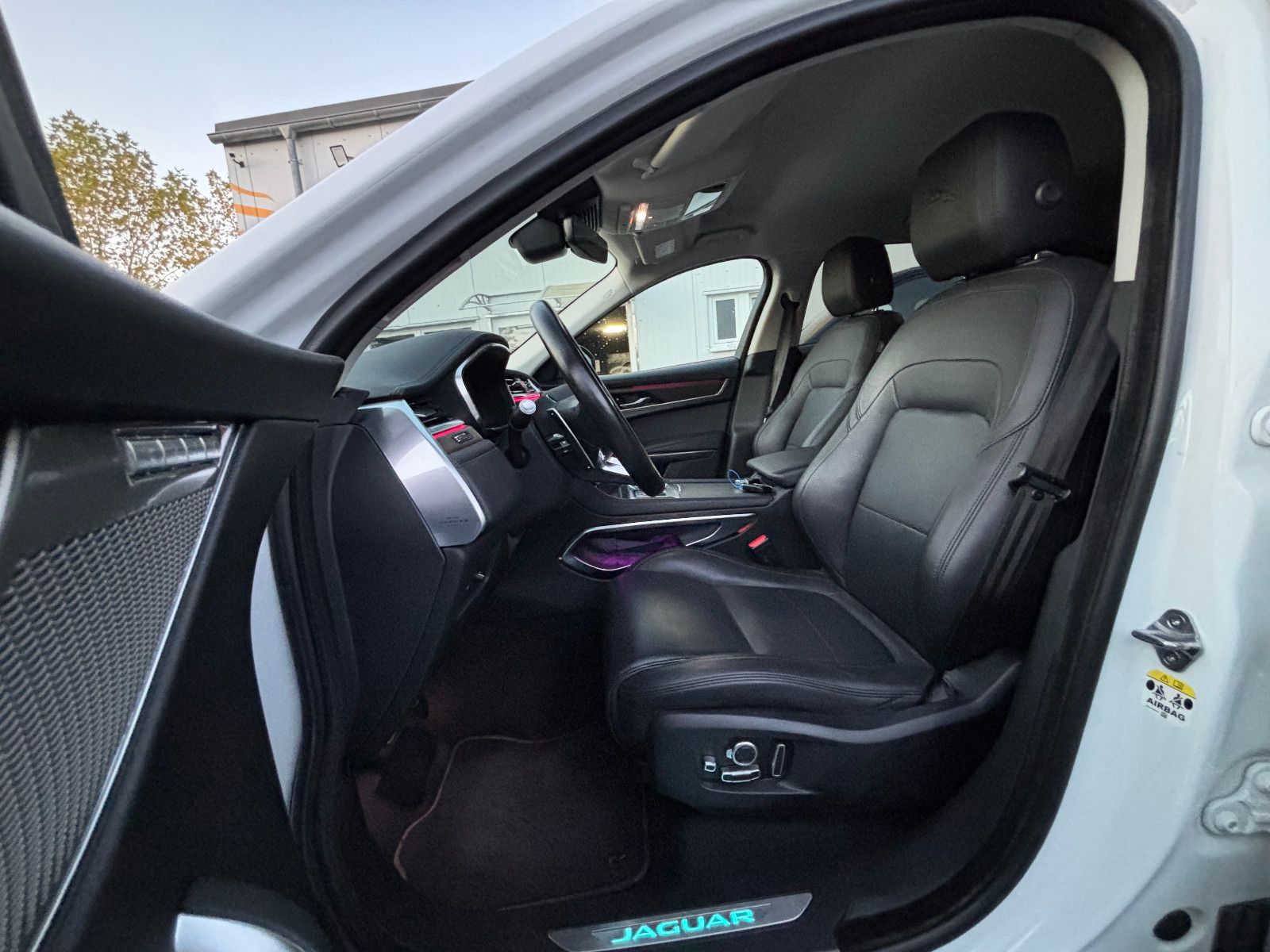 Fahrzeugabbildung Jaguar F-PACE SE AWD/D300KA;ERA/MASSAGE/APPLE/NAVI/KAM