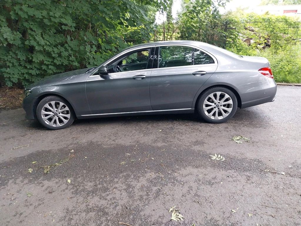 Image of Mercedes-Benz E 220