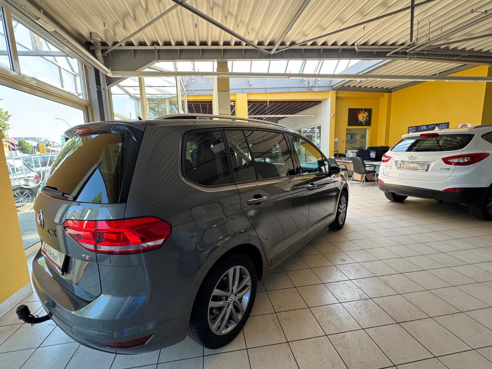 Volkswagen Touran*Navi*PDC*AHK*LED*1. Hd*Scheckheft*