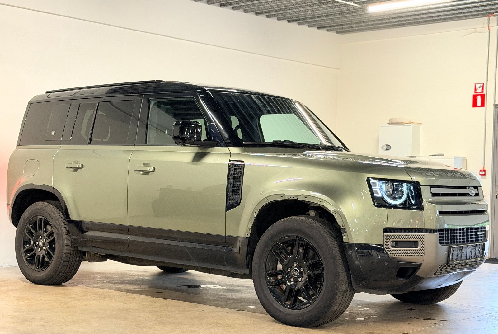 Land Rover Defender 110 X-Dynamic S imagem 3