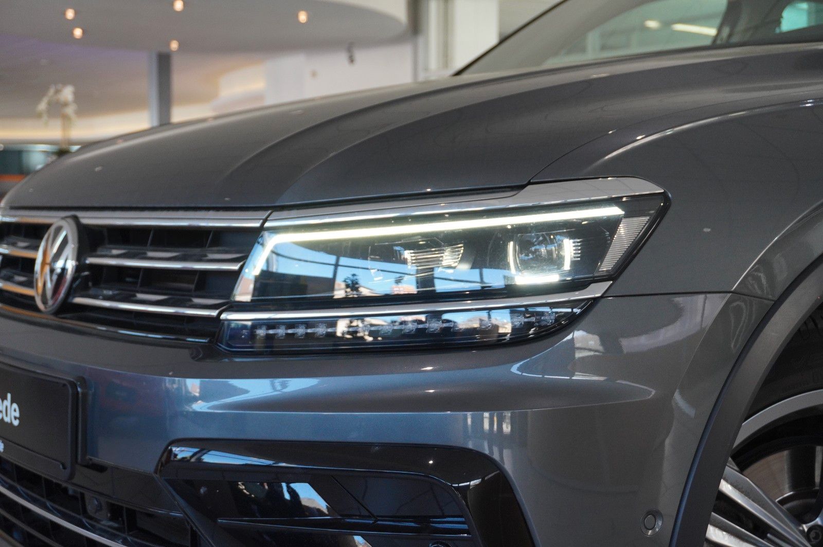 Fahrzeugabbildung Volkswagen Tiguan 2.0 TSI 4MOTION R-LINE NAVI/KAMERA/SH/AHK