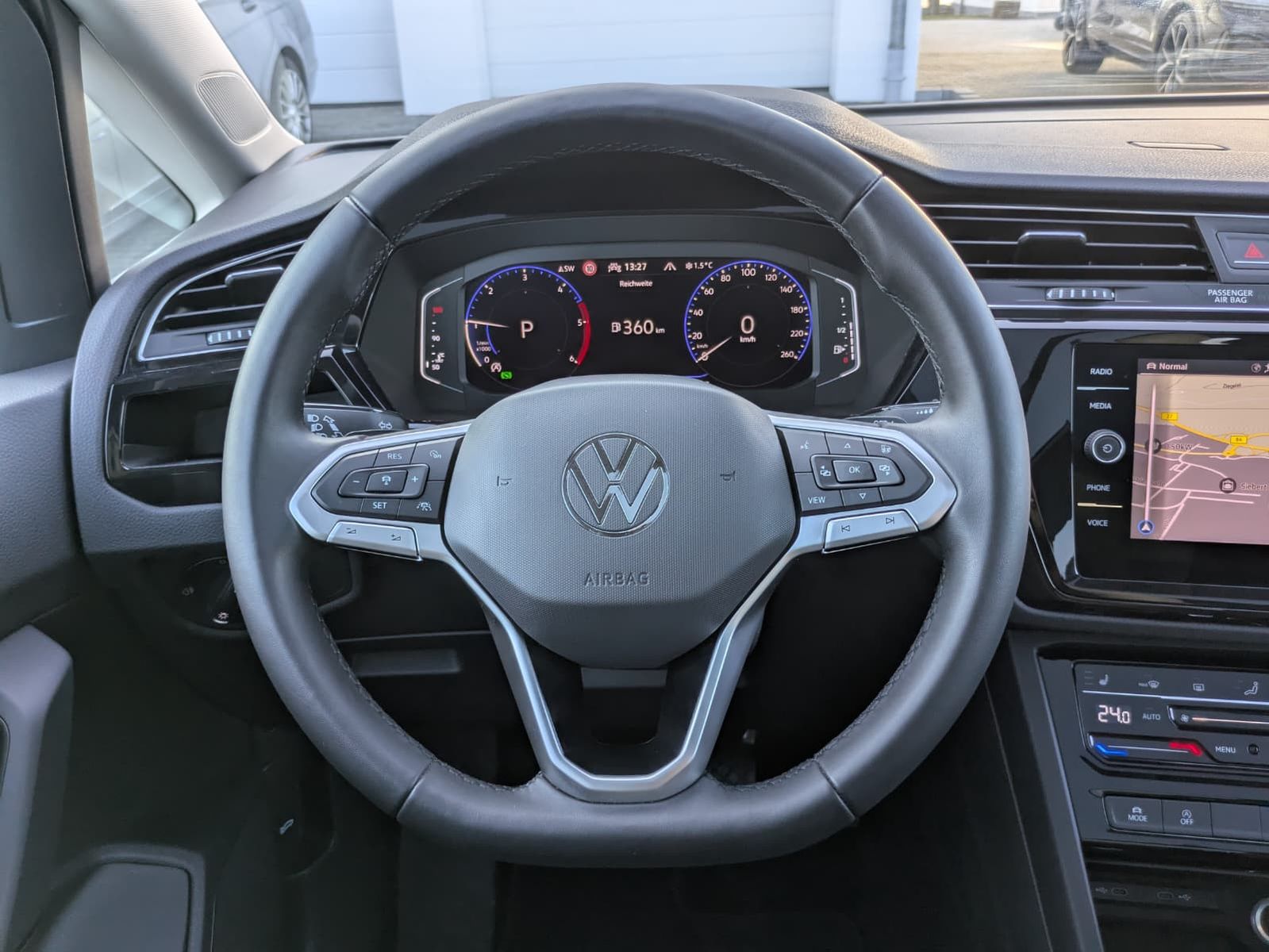 Fahrzeugabbildung Volkswagen Touran 2.0 DSG R-Line High BLACK Pano 7Si IQ AHK