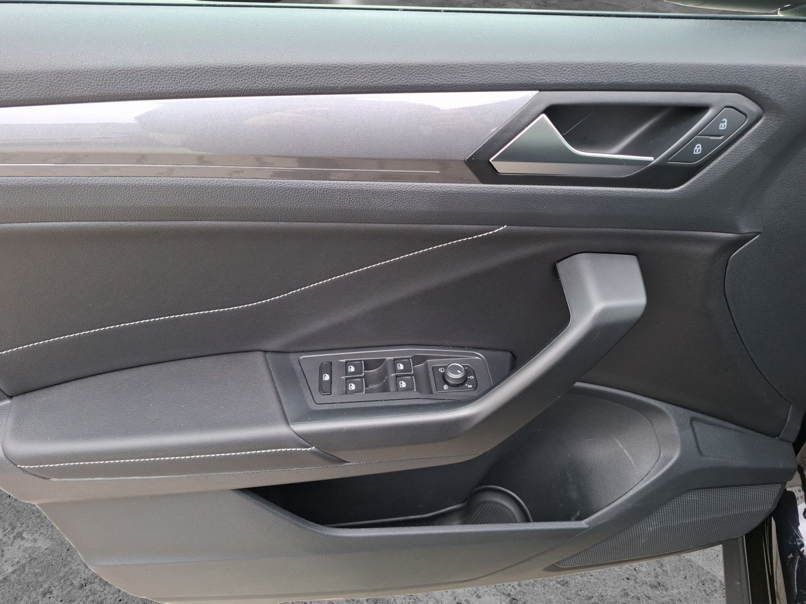 Fahrzeugabbildung Volkswagen T-Roc TSI Style LED AHK Navi AID ACC RFK SH