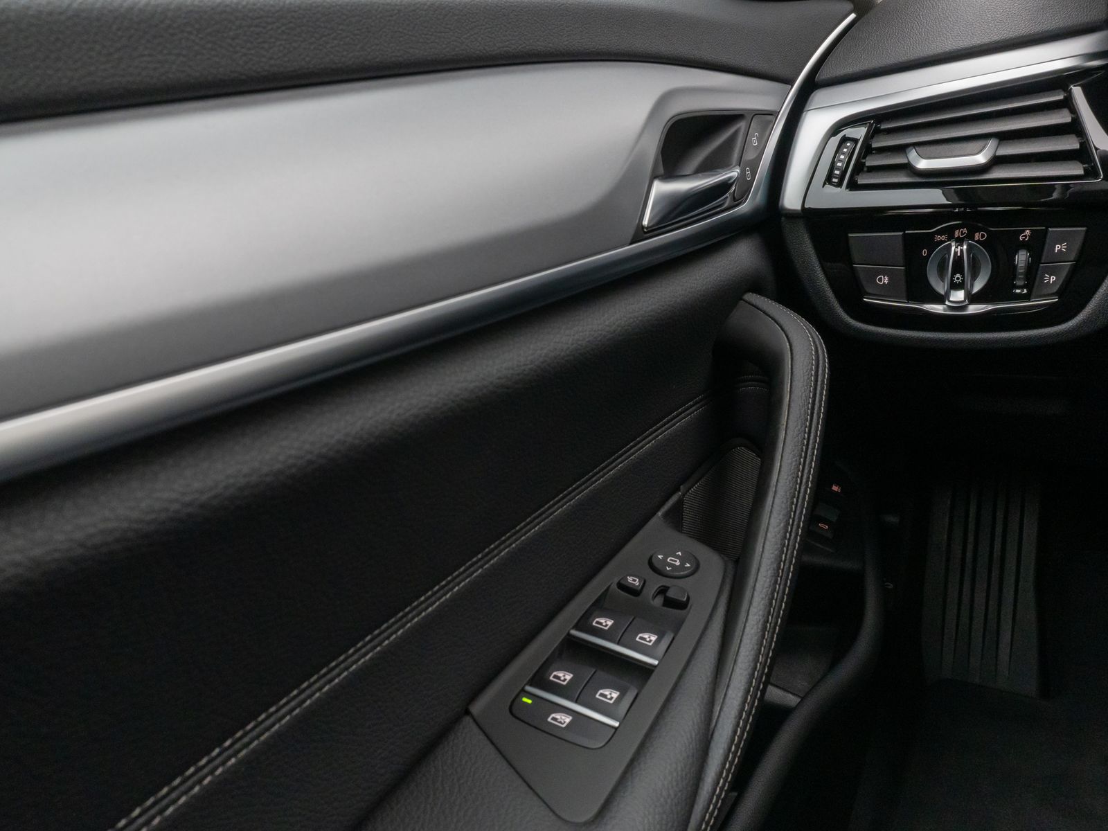 Fahrzeugabbildung BMW 530e Panorama 360°DAB H/K ACC AHK Alarm Leder