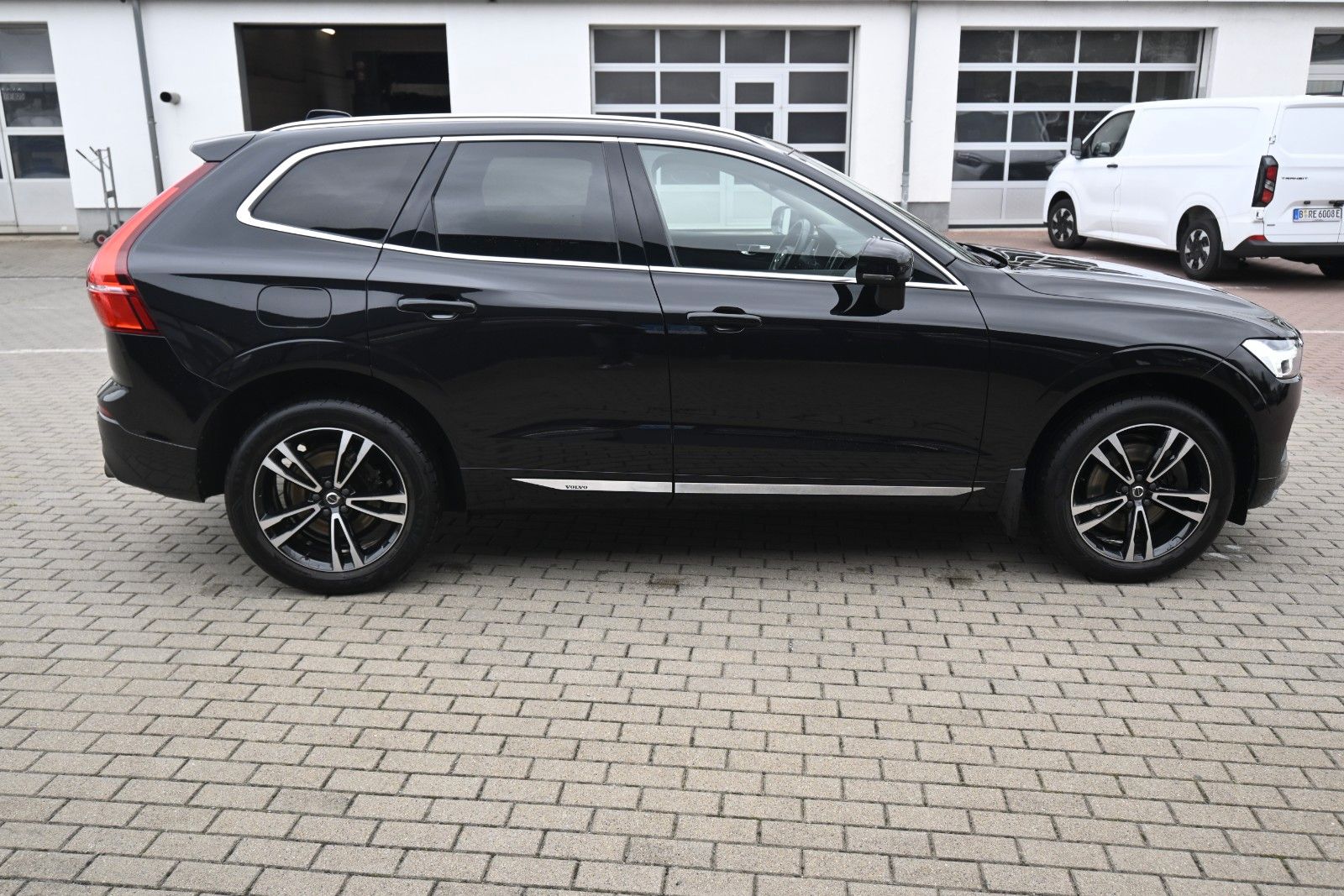 Fahrzeugabbildung Volvo XC60 D4 AWD Momentum *AHK*NAVI*LEDER*LED*