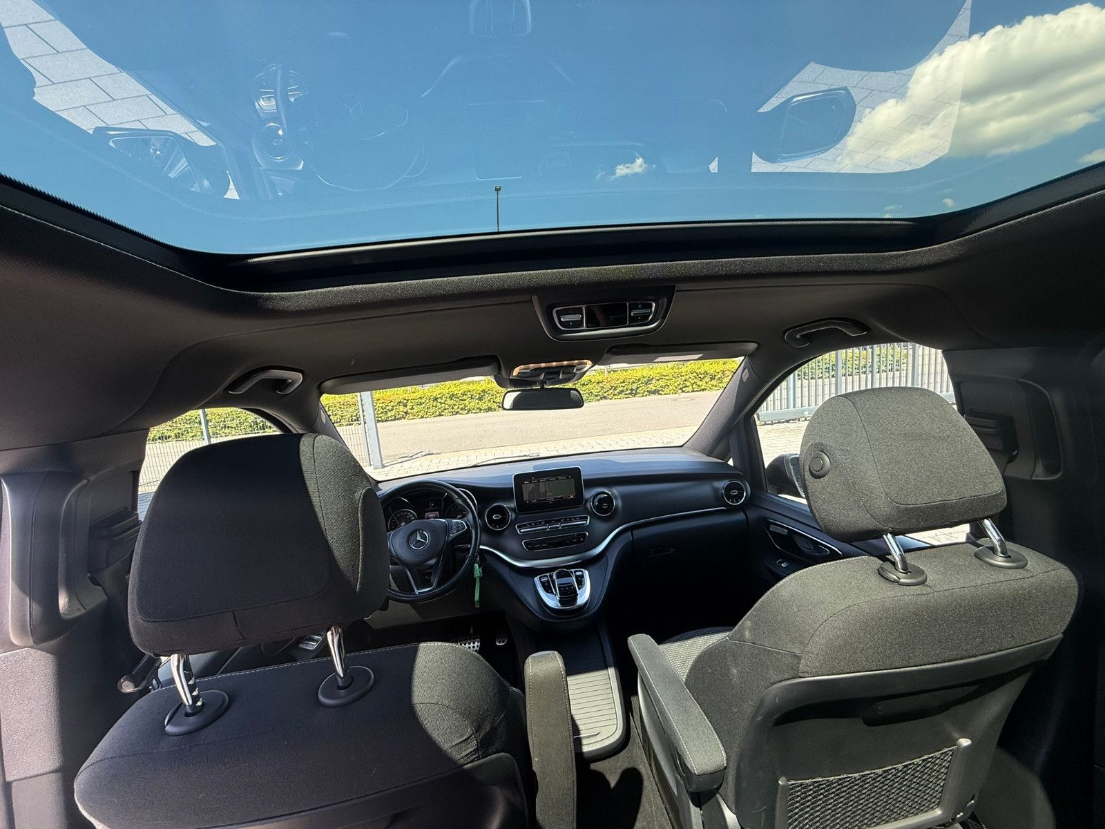 Fahrzeugabbildung Mercedes-Benz V 300d EDITION 4MATIC lang PANO AMG AHK 7-Sitzer
