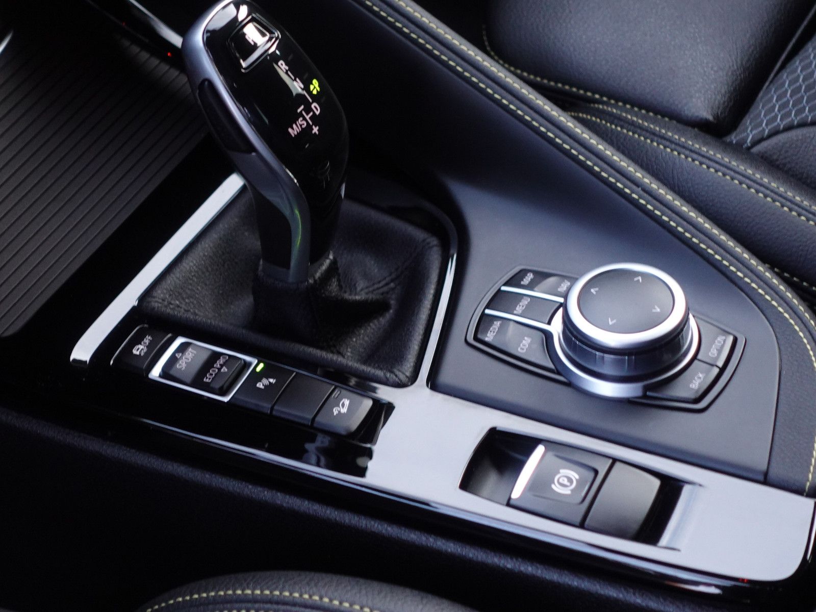 Fahrzeugabbildung BMW X2 xDrive20i Aut. M Sport Shadow HiFi AHK Cam