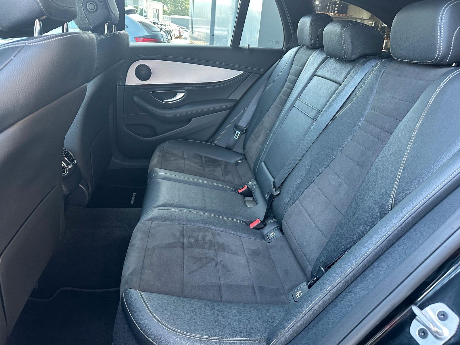Fahrzeugabbildung Mercedes-Benz E 300 de T AMG Line NAV+LED+AHK+18ZO+360°