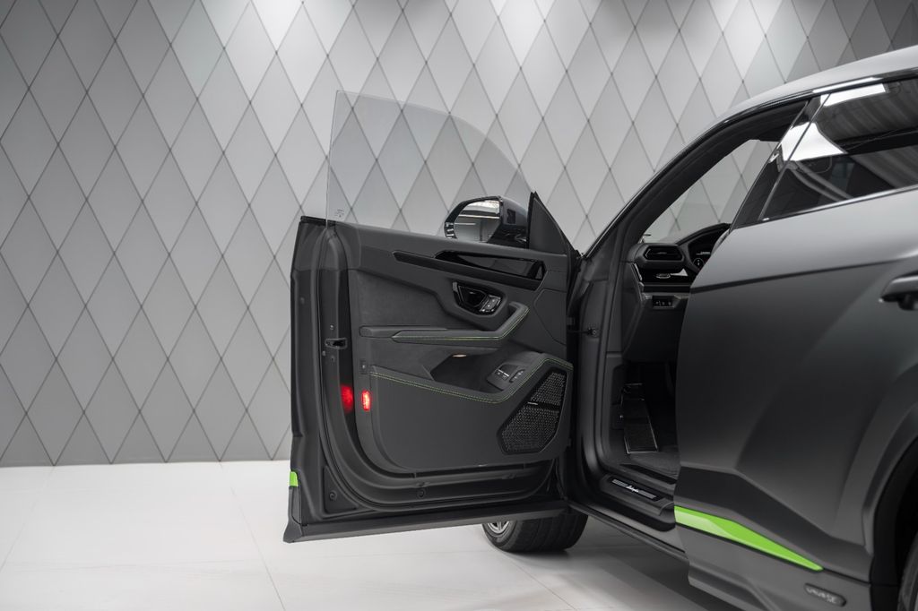 Urus 4.0 V8 SE MATT BLACK AKRAPOVIC CARBON - Bild 13