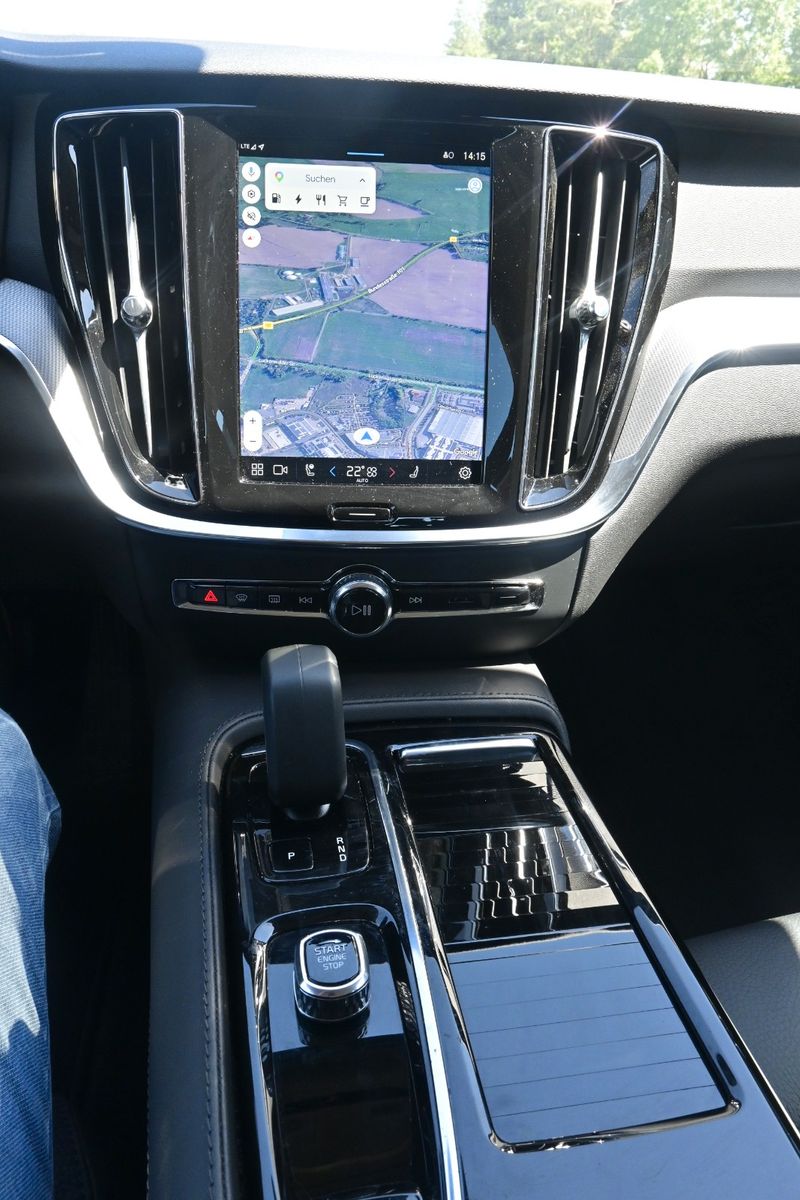 Fahrzeugabbildung Volvo V60 T6 AWD PHEV Essential*Leder*AHK*PDC*