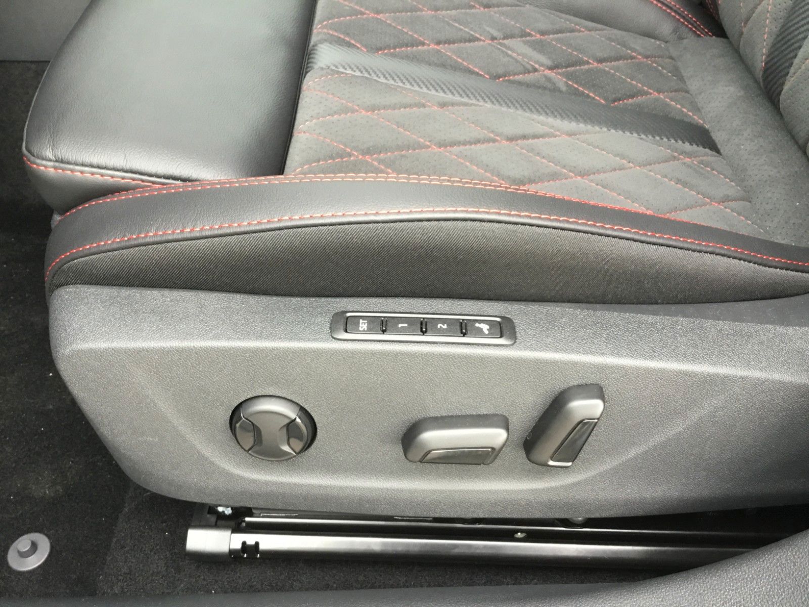 Fahrzeugabbildung SKODA Octavia 2.0TSI DSG RS Combi+AHK+Standheizung+19"