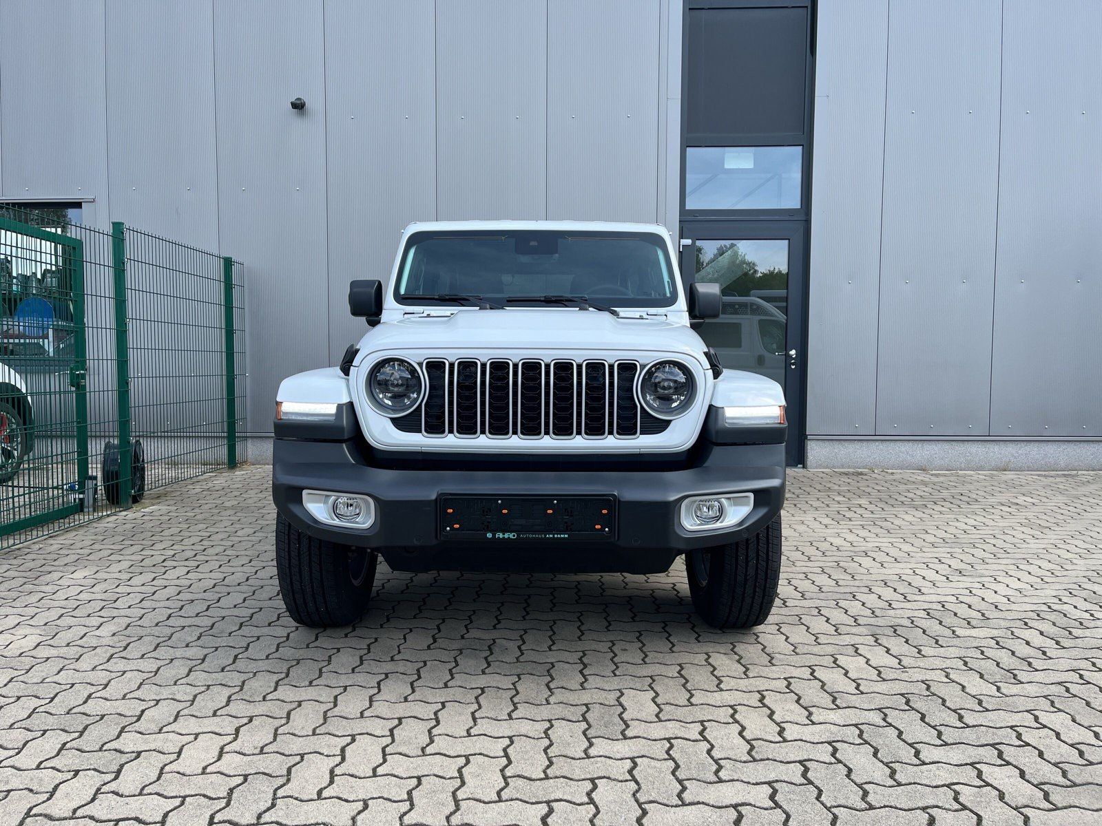 Fahrzeugabbildung Jeep Wrangler Sahara 2.0l T-GDI 200 kW (272 PS) 4x4 A