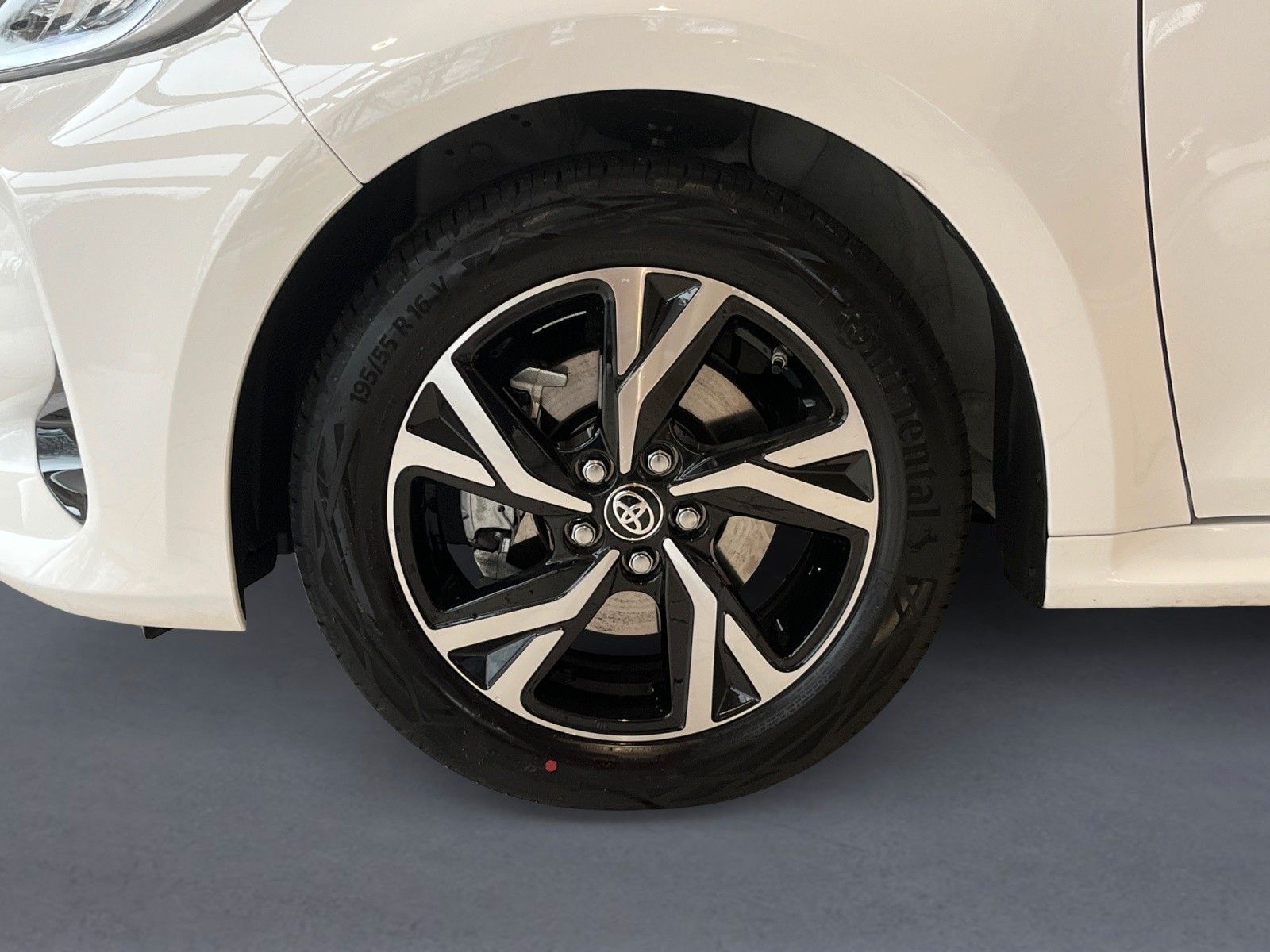 Fahrzeugabbildung Toyota Yaris Hybrid Teamplayer inkl. Rückfahrkamera