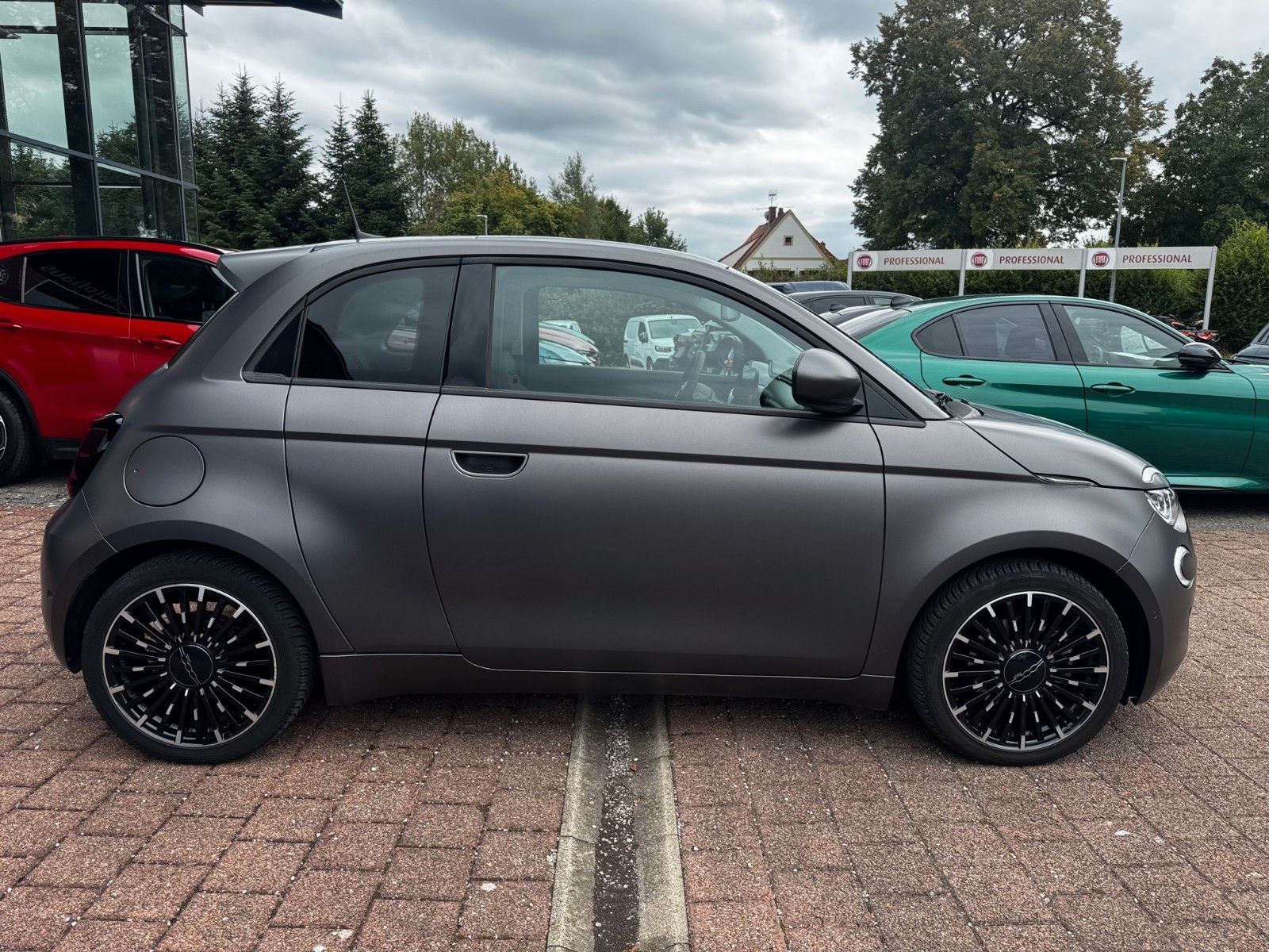 Fahrzeugabbildung Fiat 500e  3+1 Icon MATT NAVI KAMERA LED KLIMAAUT.