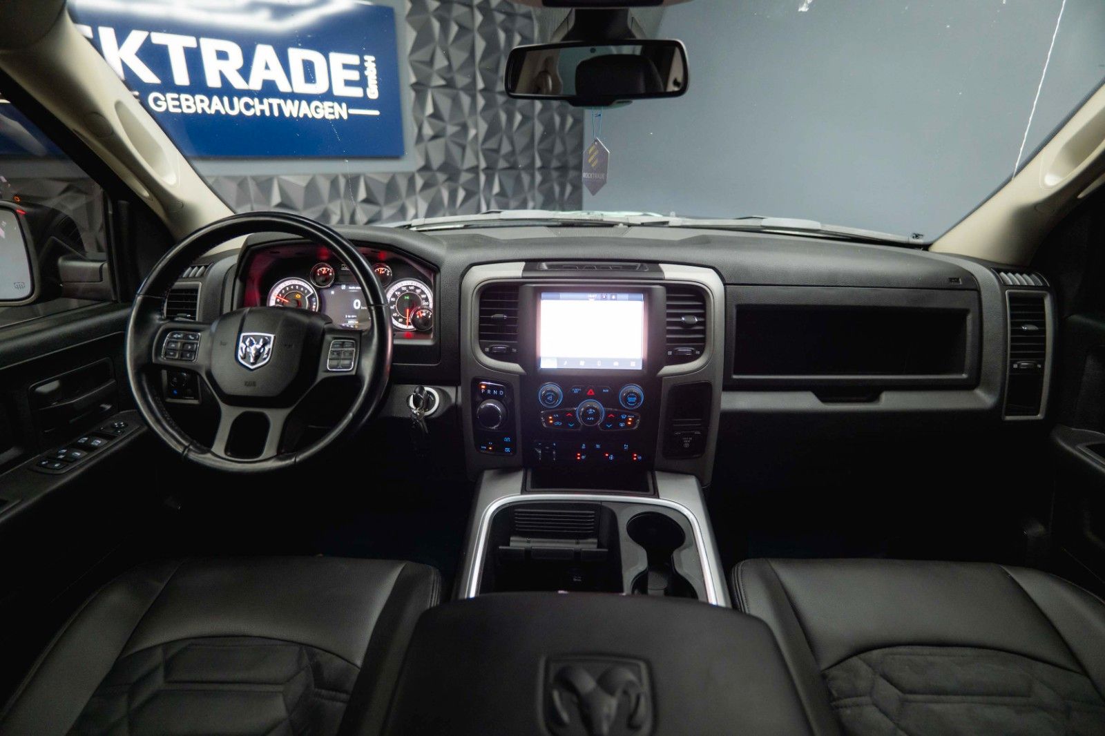 Fahrzeugabbildung Dodge RAM 5.7 V8 HEMI 4x4 OFFROAD Night-Paket *LED*