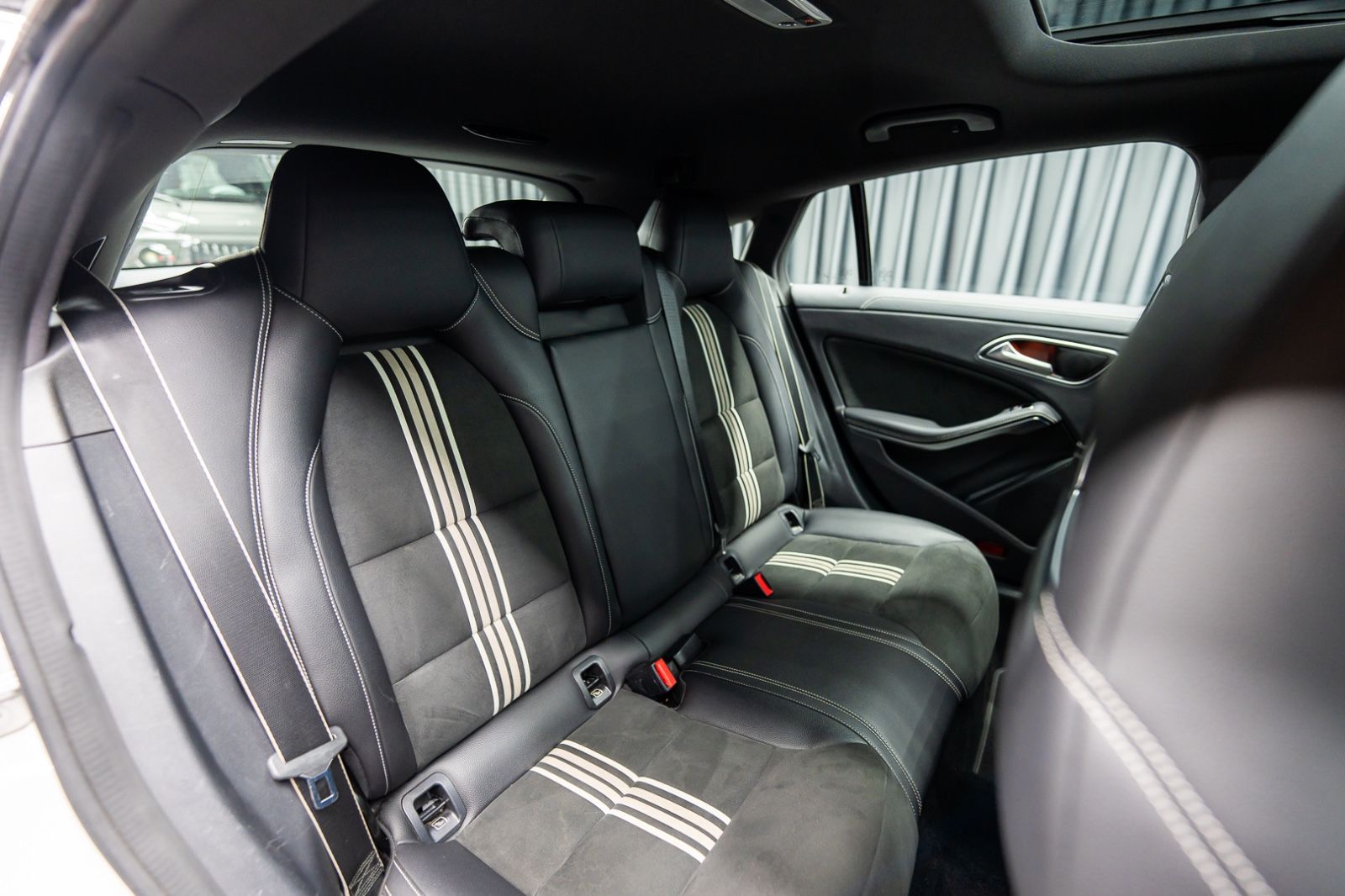 Fahrzeugabbildung Mercedes-Benz CLA 180 Shooting*AMG*Panorama*Keyless*PEAK*BSNS*