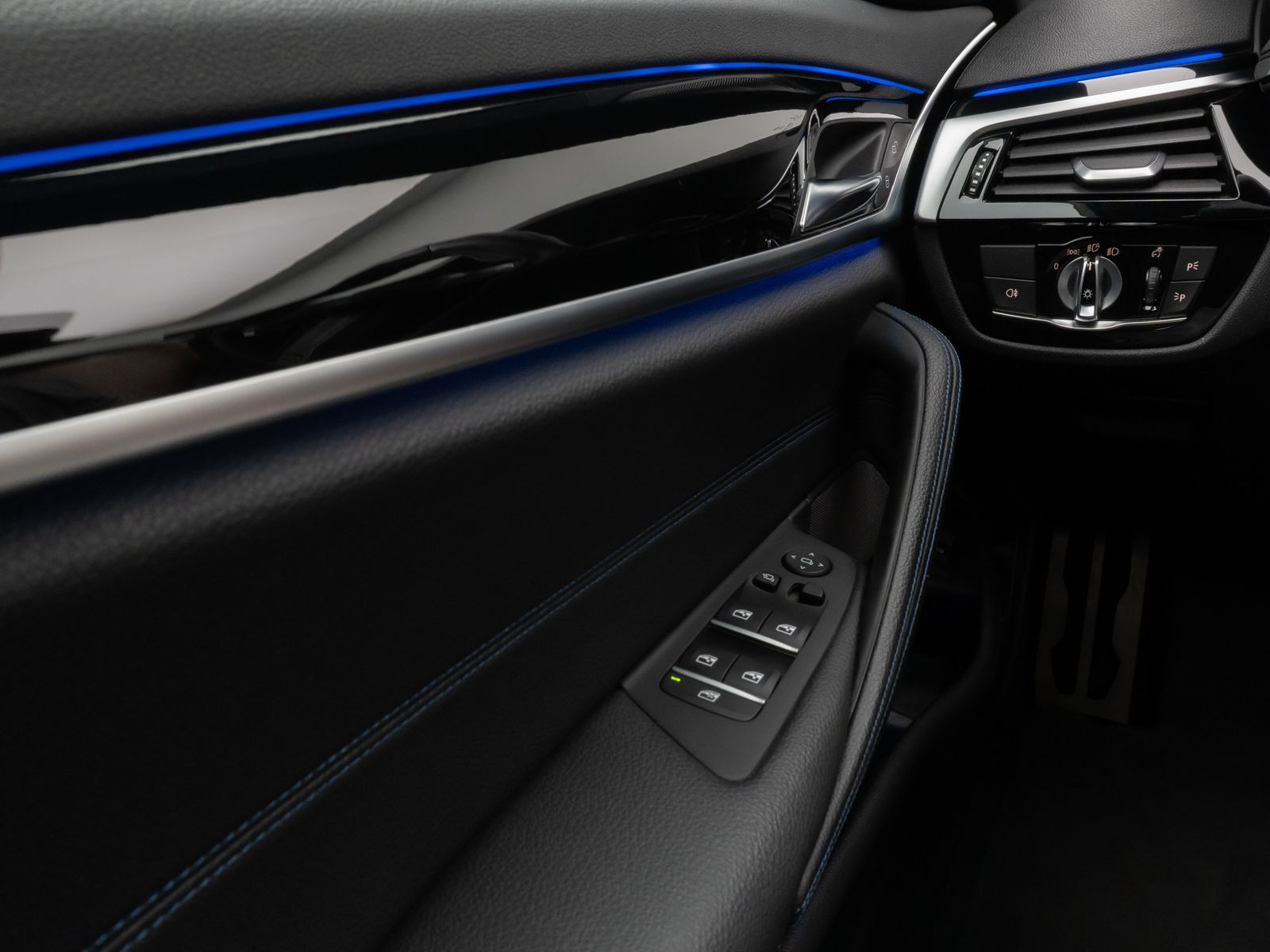 Fahrzeugabbildung BMW 530d M Sport Panorama Kamera Laser HUD DAB H/K