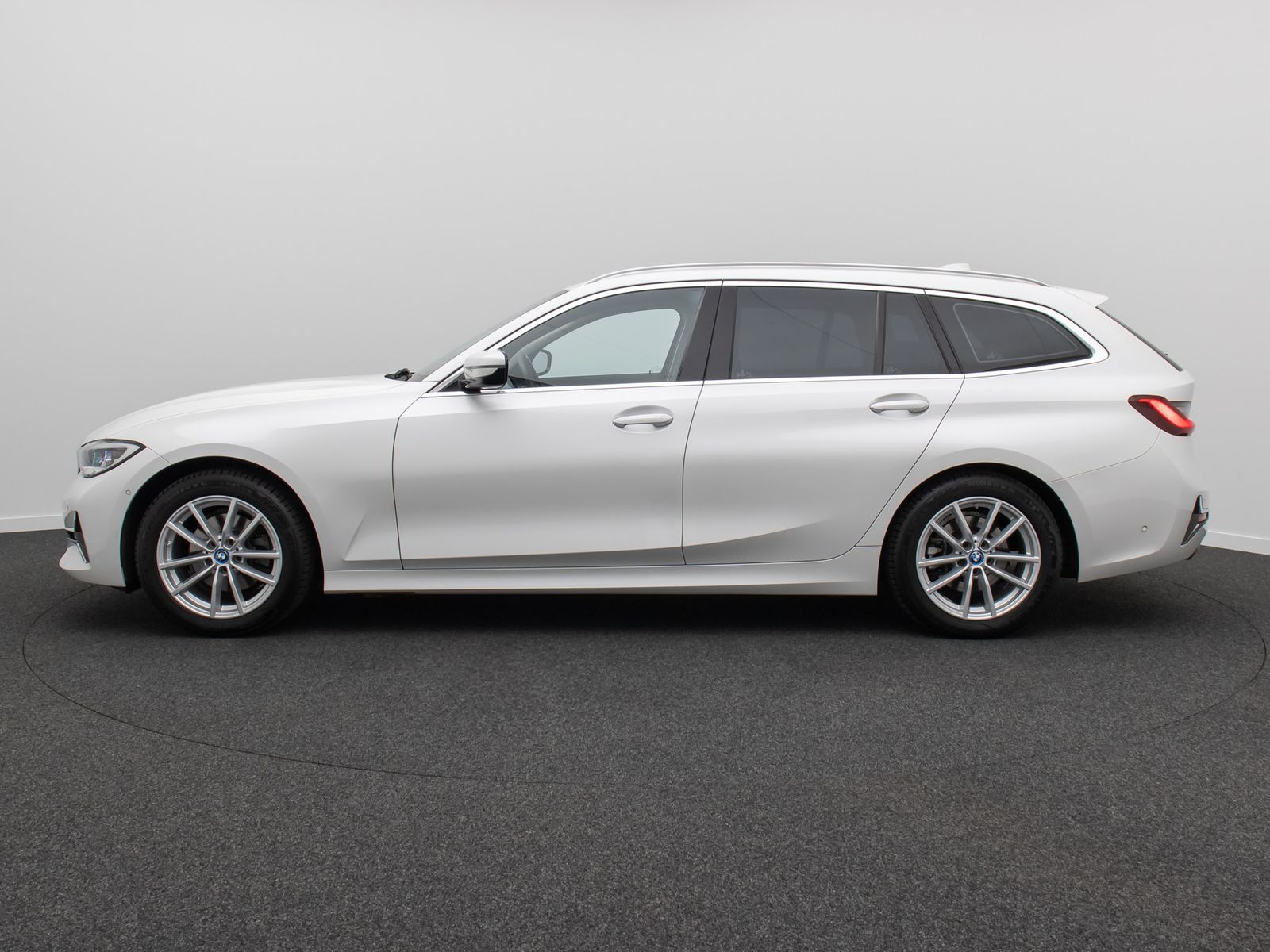 Fahrzeugabbildung BMW 320i Luxury Line Laser HUD Panorama Alarm AHK Hi