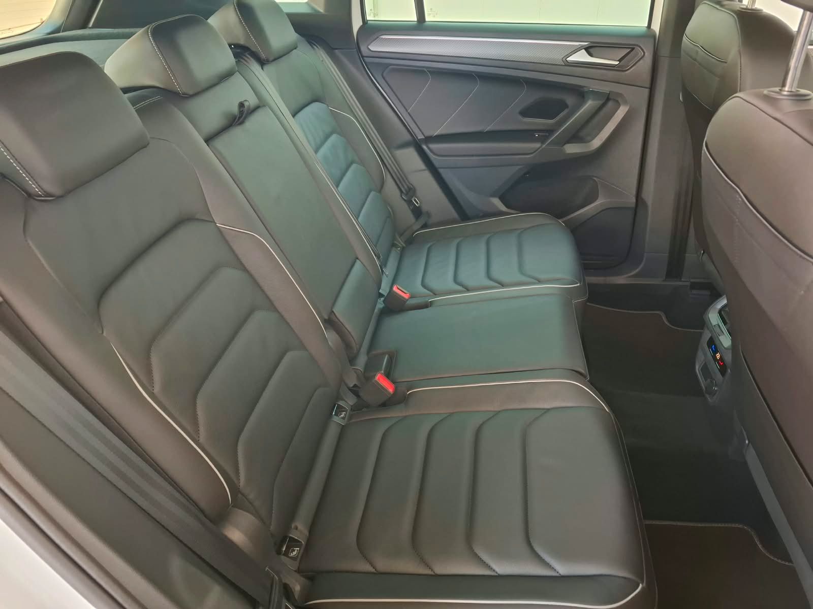 Fahrzeugabbildung Volkswagen Tiguan R-Line 2,0 TSI DSG 4Motion + IQ.Light LED