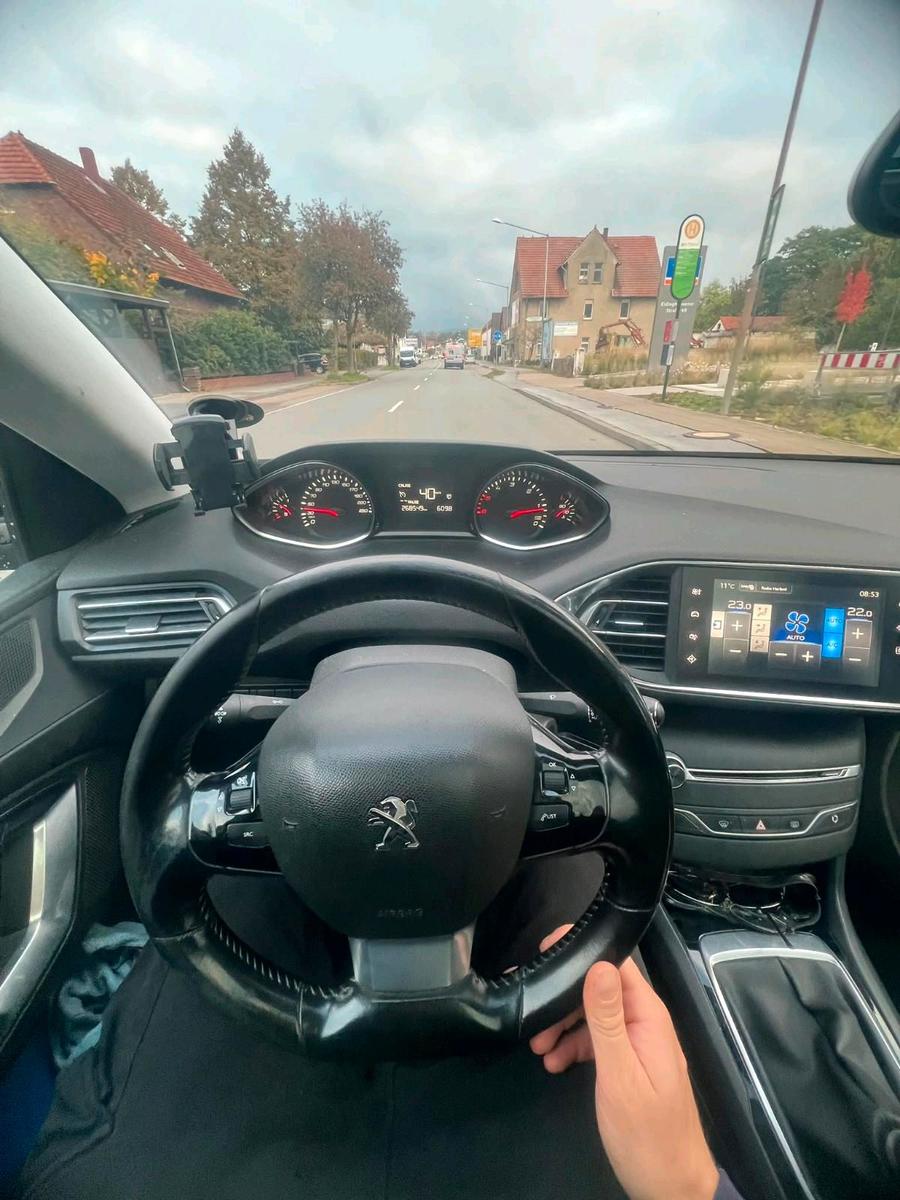 Peugeot 308 2015 — interior