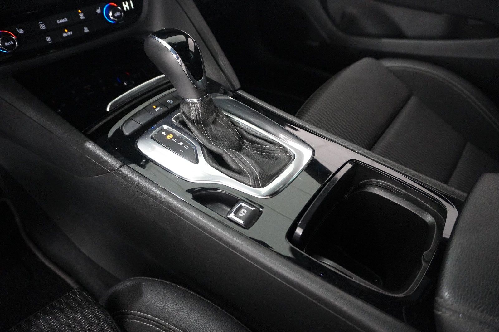 Fahrzeugabbildung Opel Insignia B ST 2.0D ELEGANCE 4X4 NAVI/HUD/BOSE/AH