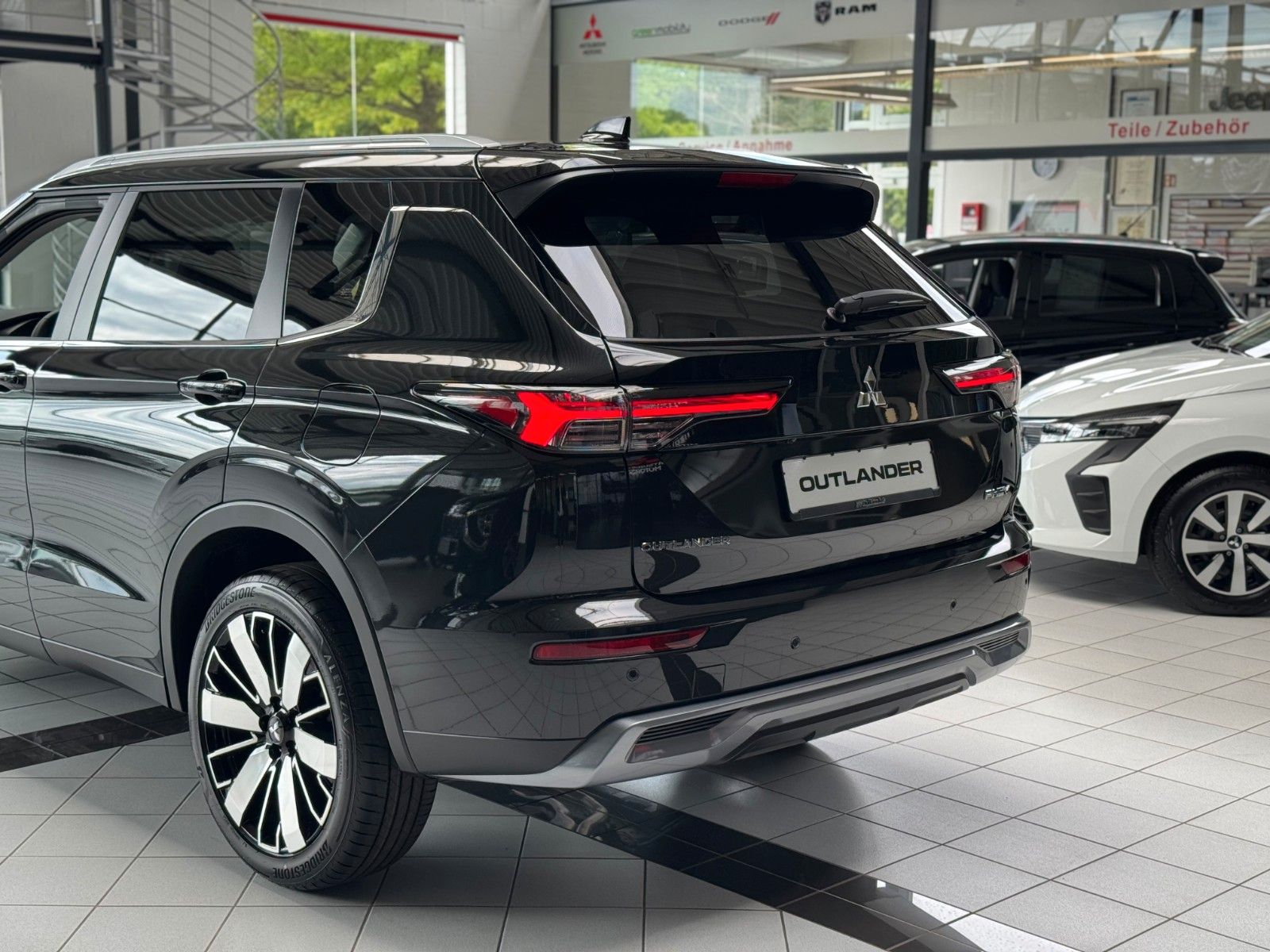 Fahrzeugabbildung Mitsubishi Outlander 2.4 PLUG-IN HYBRID 4WD Intro Edition