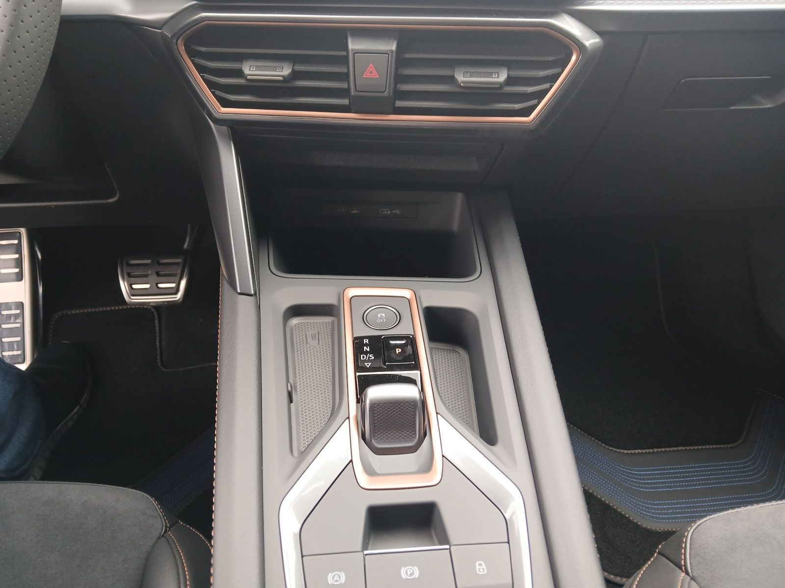 Fahrzeugabbildung CUPRA Leon Sportstourer VZ 1.5 e-Hybrid MATRIX AHK