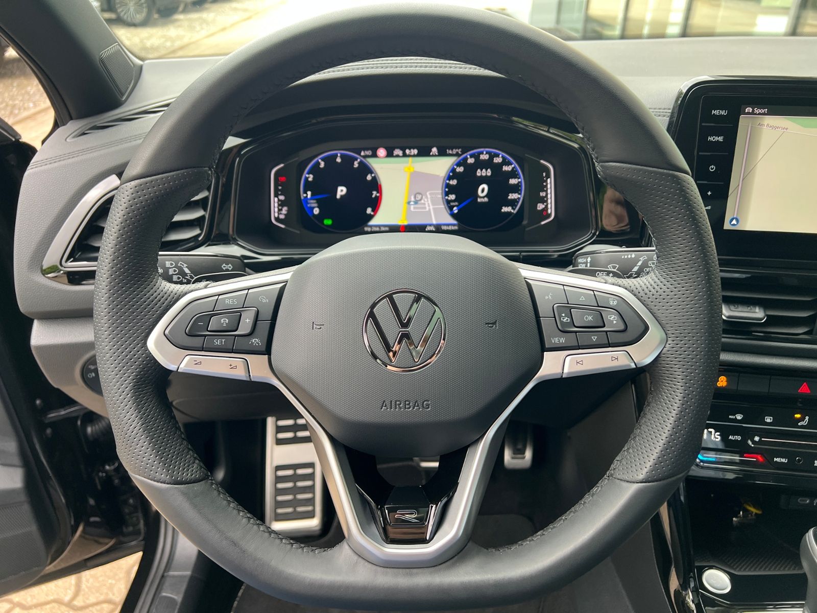 Fahrzeugabbildung Volkswagen T-Roc R-Line 2.0 TSI DSG 4MOTION *AHK,Pano,DCC,1
